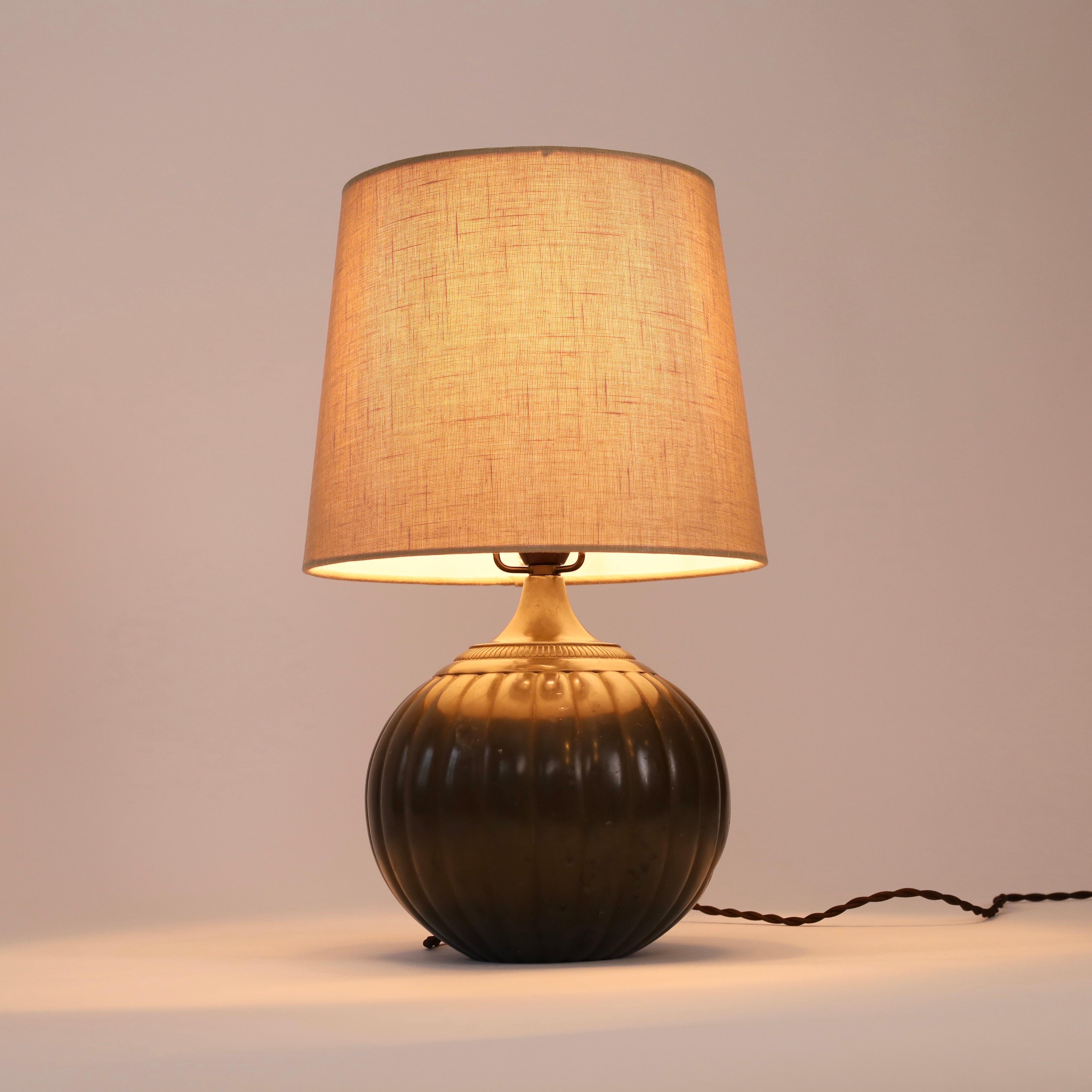 Métal Lampe de table ronde par Just Andersen, années 1930, Danemark en vente