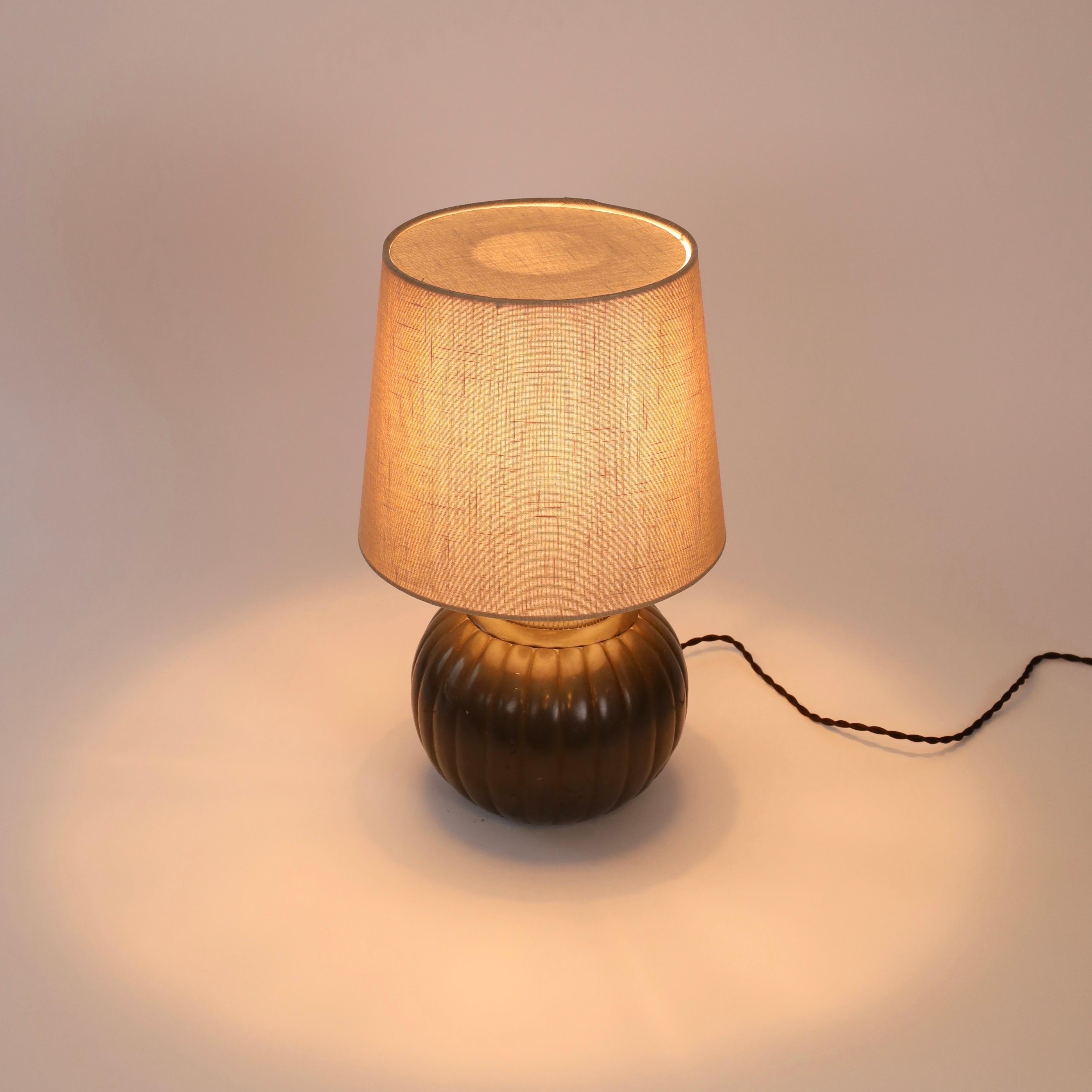 Lampe de table ronde par Just Andersen, années 1930, Danemark en vente 1