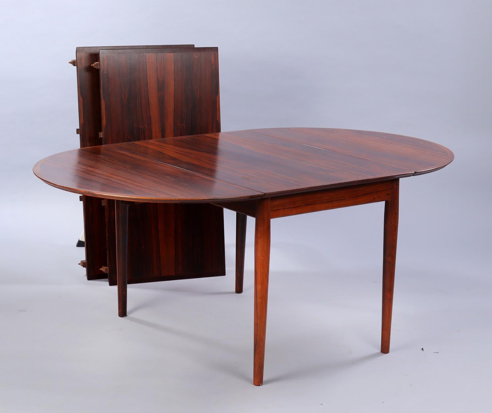 Table model 227 in rosewood by Arne Vodder for Sibast. The clean lines and contrasting grain make this table a classic example of Danish design of the 1960s, giving it a timeless elegance. With its beautiful shape and well-balanced proportions, the