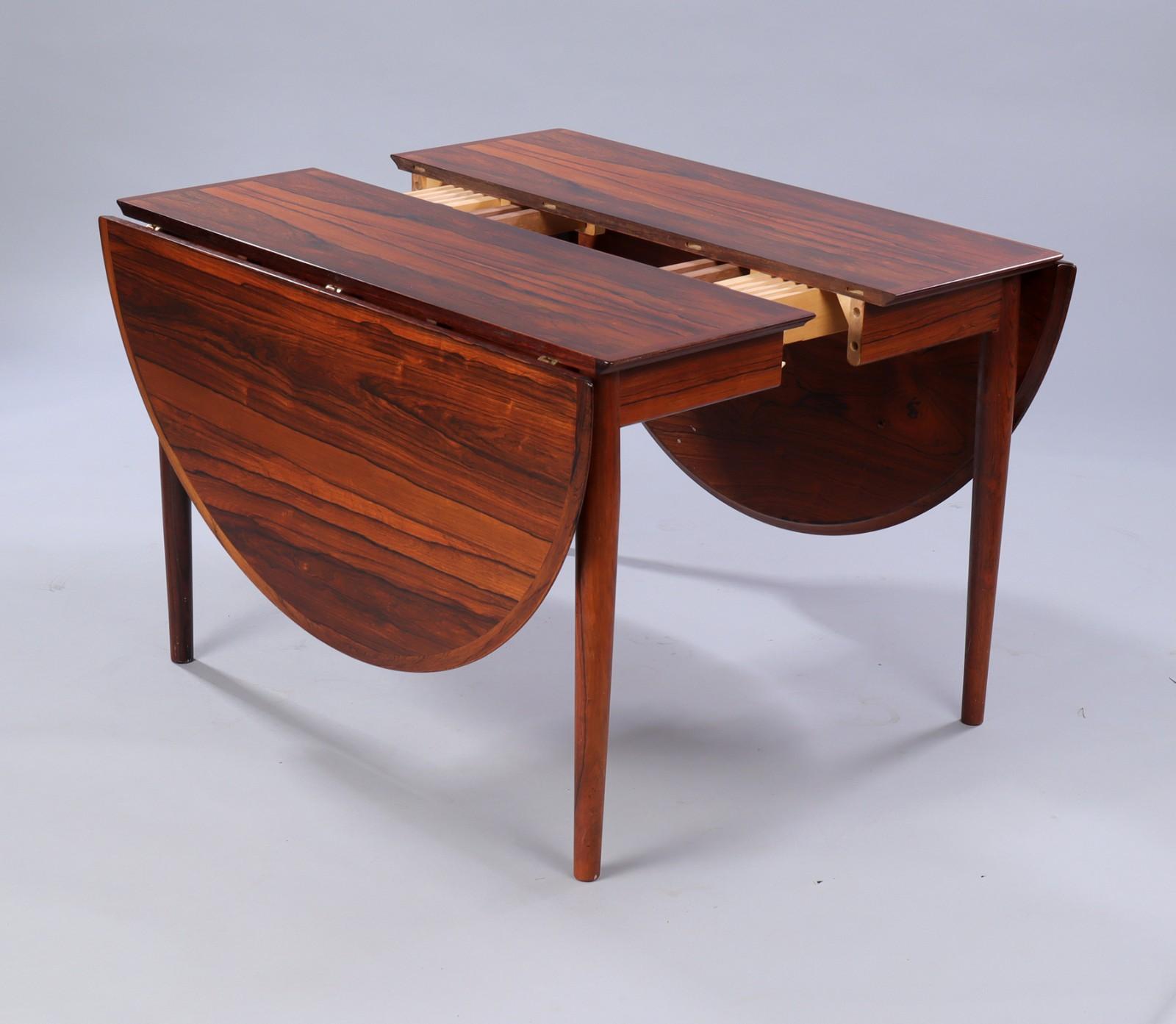 Danish Round table M227 rosewood  by Arne Vodder for Sibast Furniture, design 1960