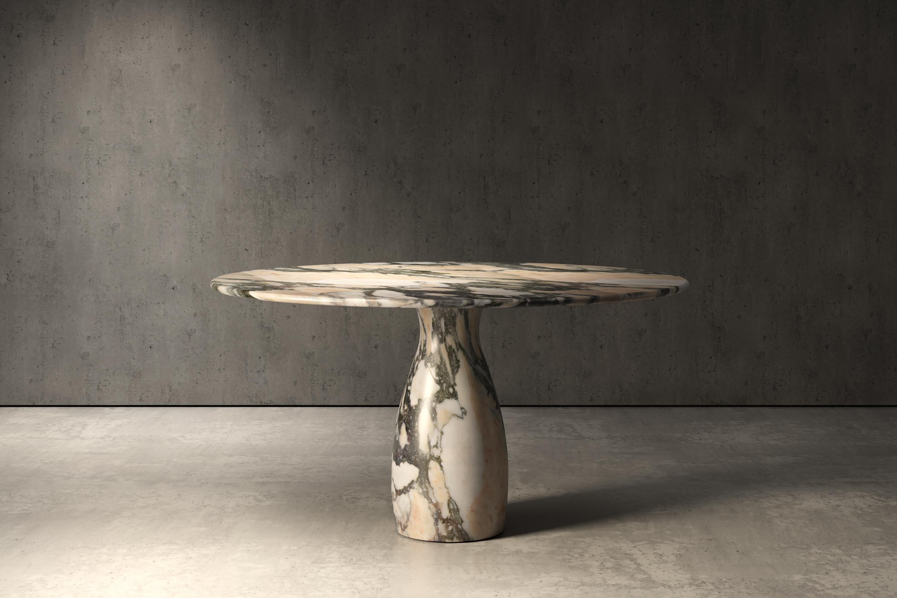 Table sculptée en marbre par des artisans italiens. La table 