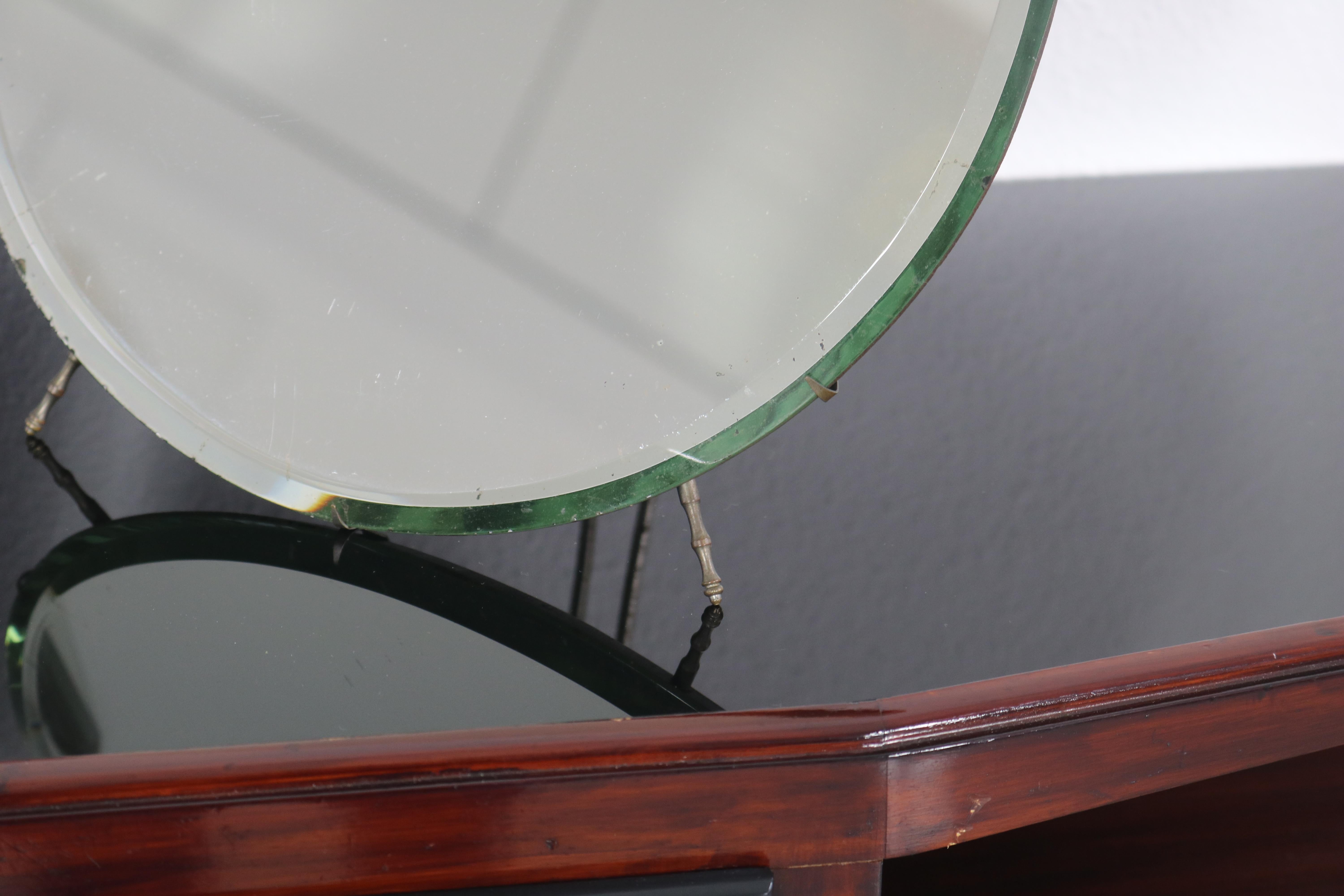 Round table mirror of Luigi Fontana & C, Italy 1950s.  In Good Condition For Sale In Wolfurt, AT