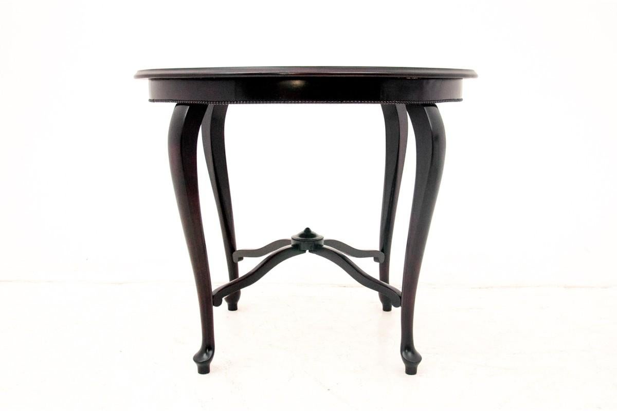 Un antico tavolo rotondo del 1900 circa.

Dimensioni: altezza 71 cm / diametro 84 cm. 84 cm