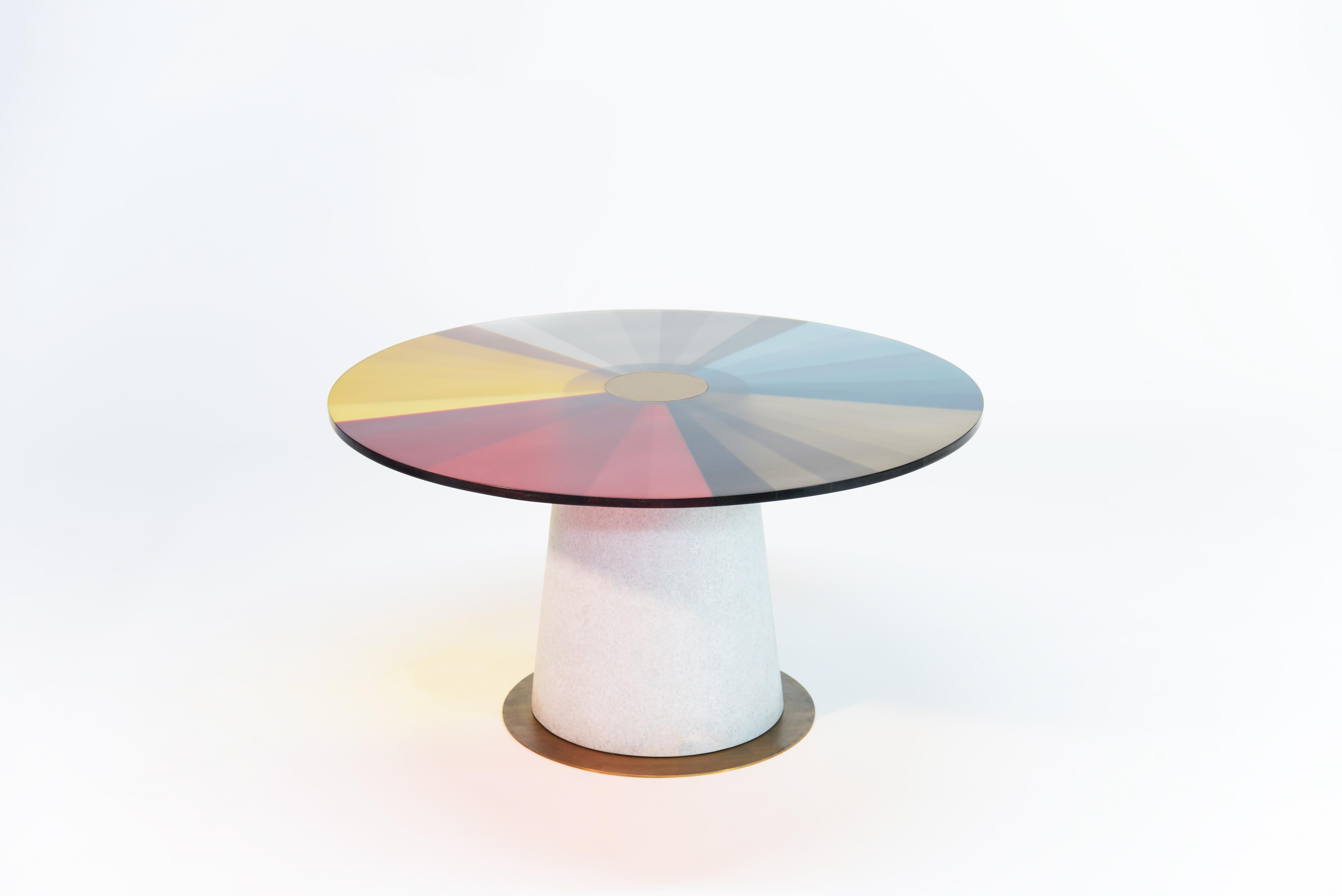 Round Table, Resin Top, White Onyx and Brushed Brass Base In New Condition For Sale In Mexico City, D.F.