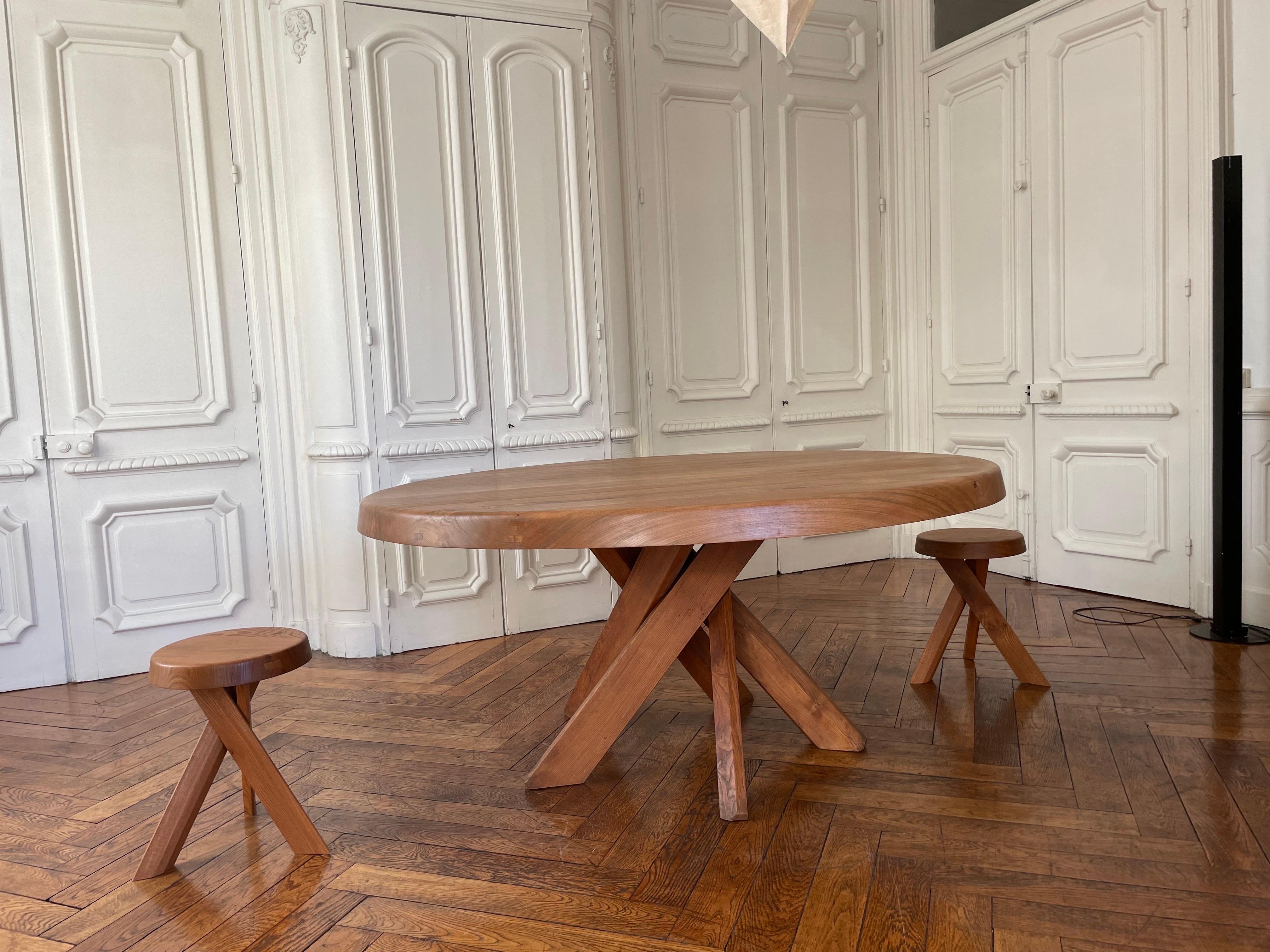 Round Table T 21 E Round SFAX Pierre CHAPO 1979 In French Elm. Table diameter 160 cm with a thickness of 7 cm, central leg in removable beam, 12 place settings. in a very beautiful patina. with original Chapo invoice 1979 .
Table that fits perfectly