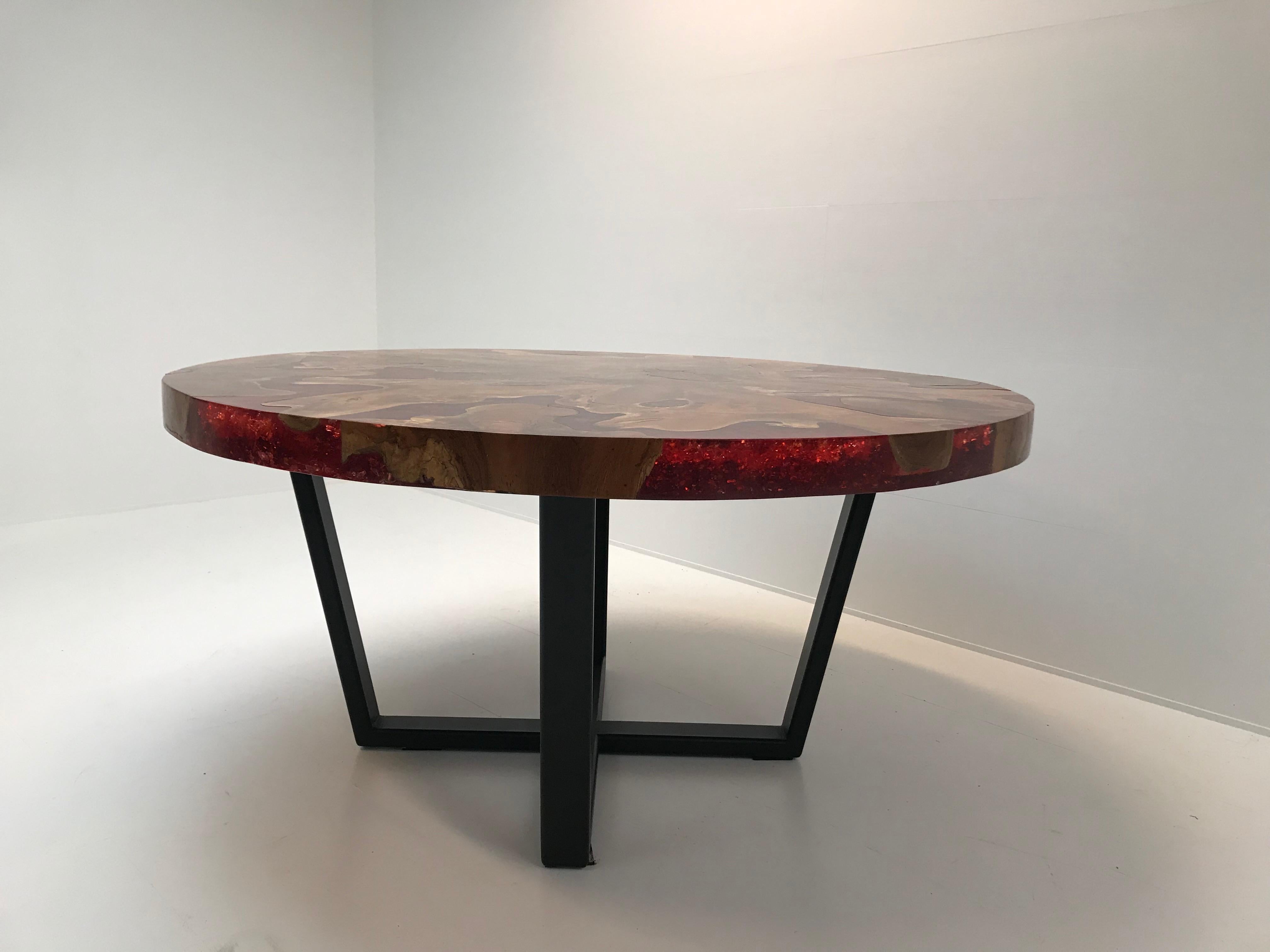 Indonesian Vintage Round Table on a metal base in Teak Wood and Resin For Sale