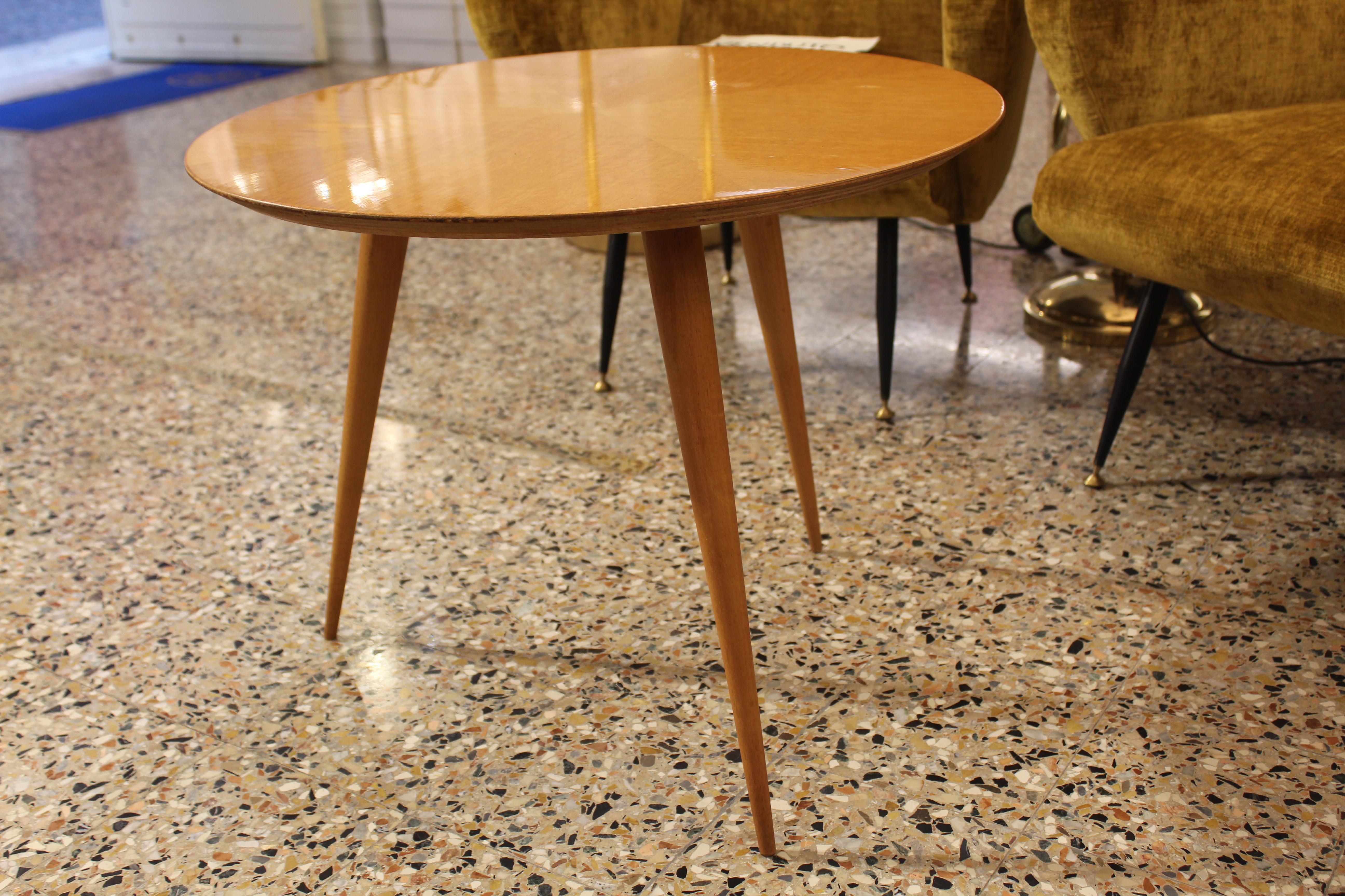 1950s cherrywood circular table, with three stiletto legs.

Made in Italy.
 