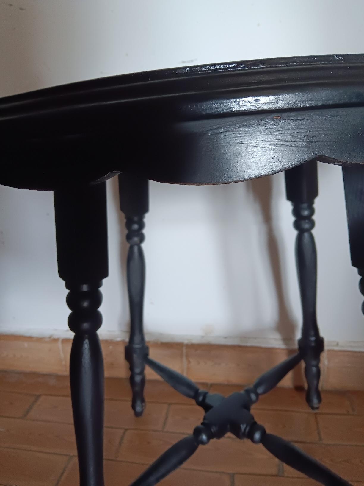Dieser Tisch steht auf einem Sockel, der aus sechs gedrechselten Beinen und einer ebenfalls gedrechselten Sterntraverse besteht.

Ovaler antiker Wein- oder Beistelltisch aus dem 19. Jahrhundert. Holz mit geklöppelten Beinen.







