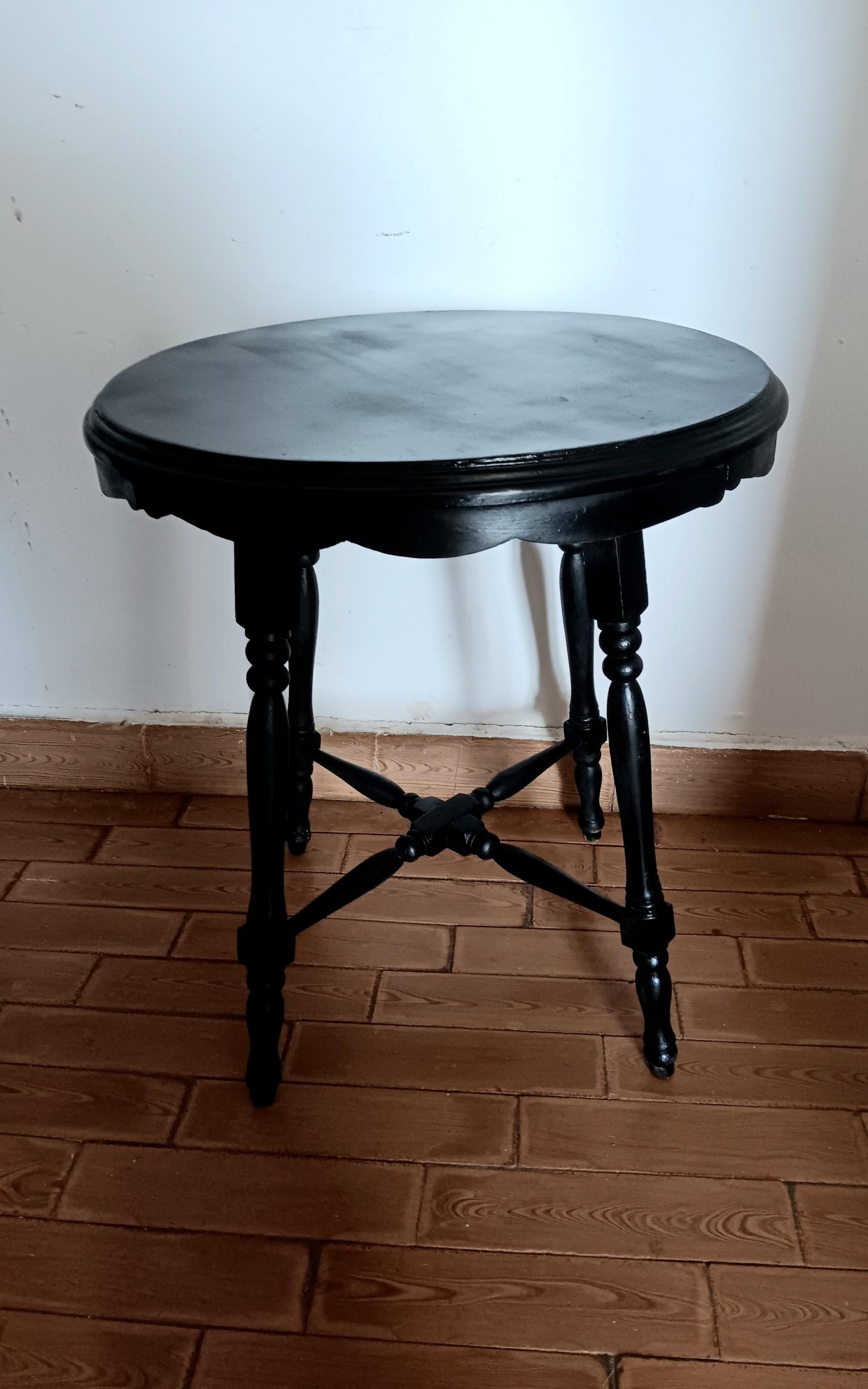 Runder Tisch mit gedrechselten Beinen, Mitte 20.Jahrhundert.Spanien (Buchenholz) im Angebot