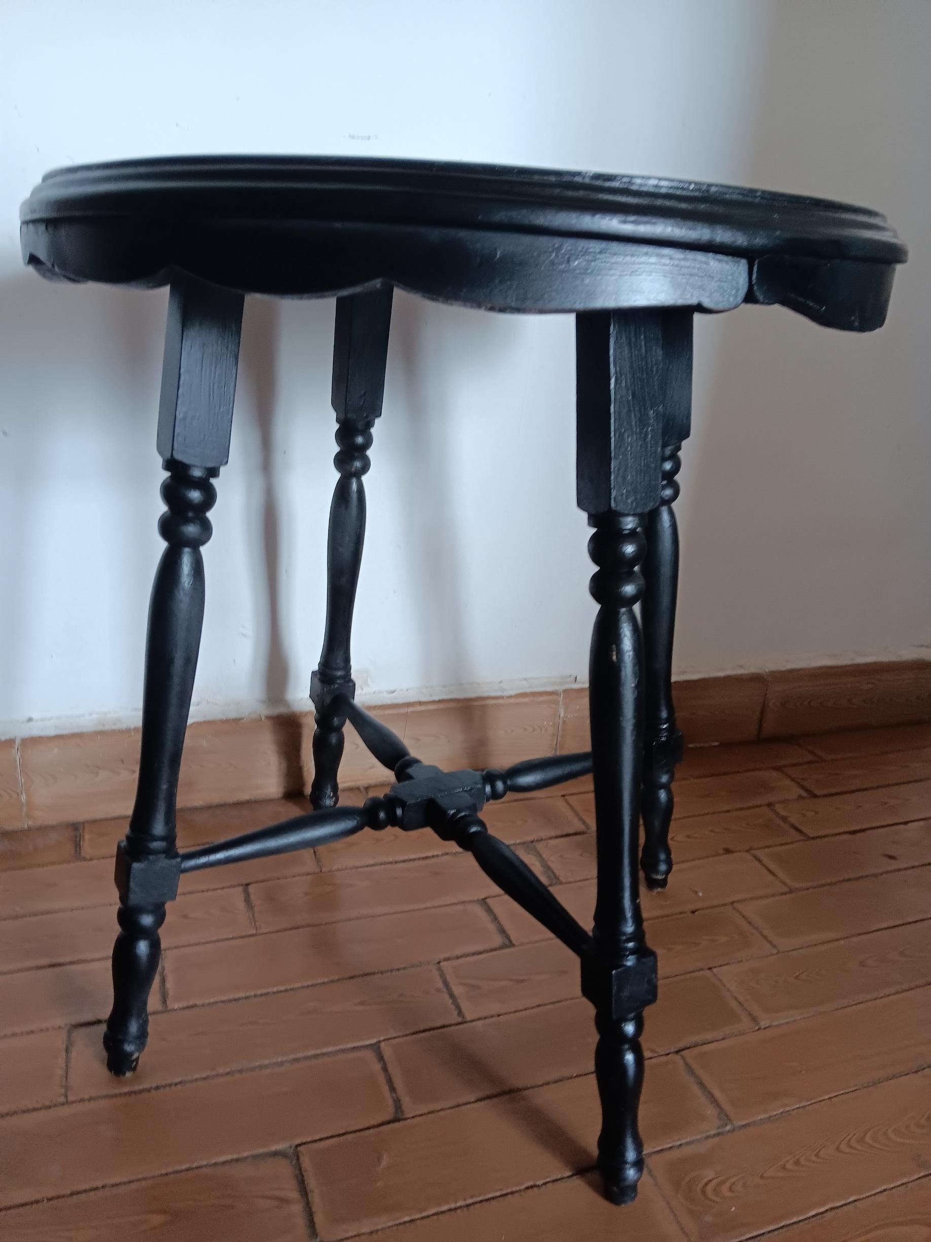 Runder Tisch mit gedrechselten Beinen, Mitte 20.Jahrhundert.Spanien im Angebot 1