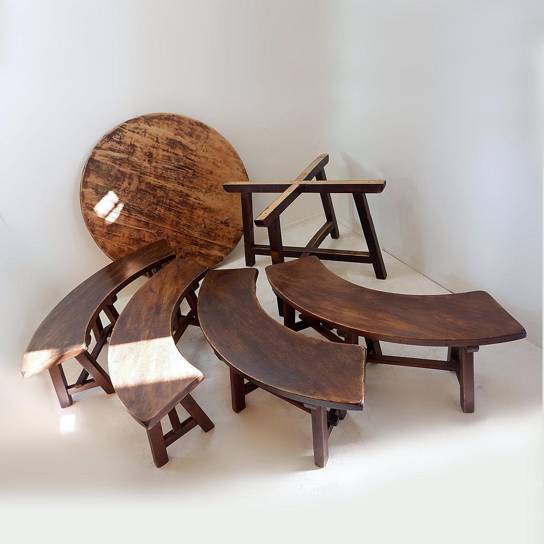 Set da sala da pranzo composto da un tavolo rotondo e 4 panche circolari 
circa 1960
Ispirato a Pierre Chapo - Brutalista
Misure : 
Tavolo : Ø 118cm H. 72cm 
Panca: 128x29cm SH:42cm
Set da pranzo brutalista realizzato in legno massiccio negli anni