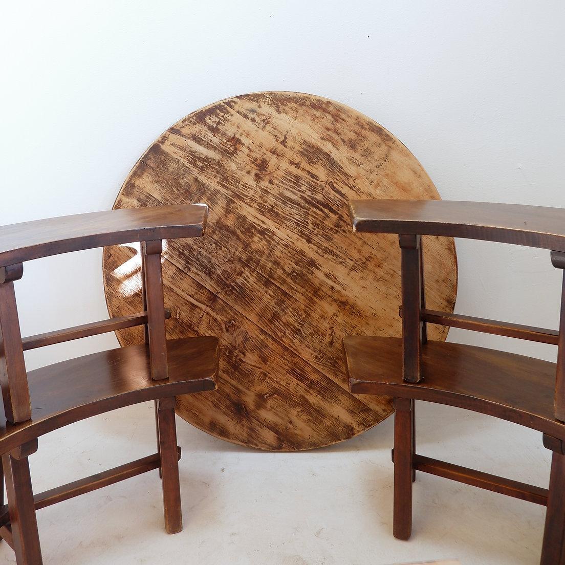 Legno Tavolo rotondo con 4 panche curve, Francia, anni '60 in vendita
