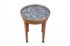 Runder Tisch mit Steinplatte, Frankreich, um 1920.