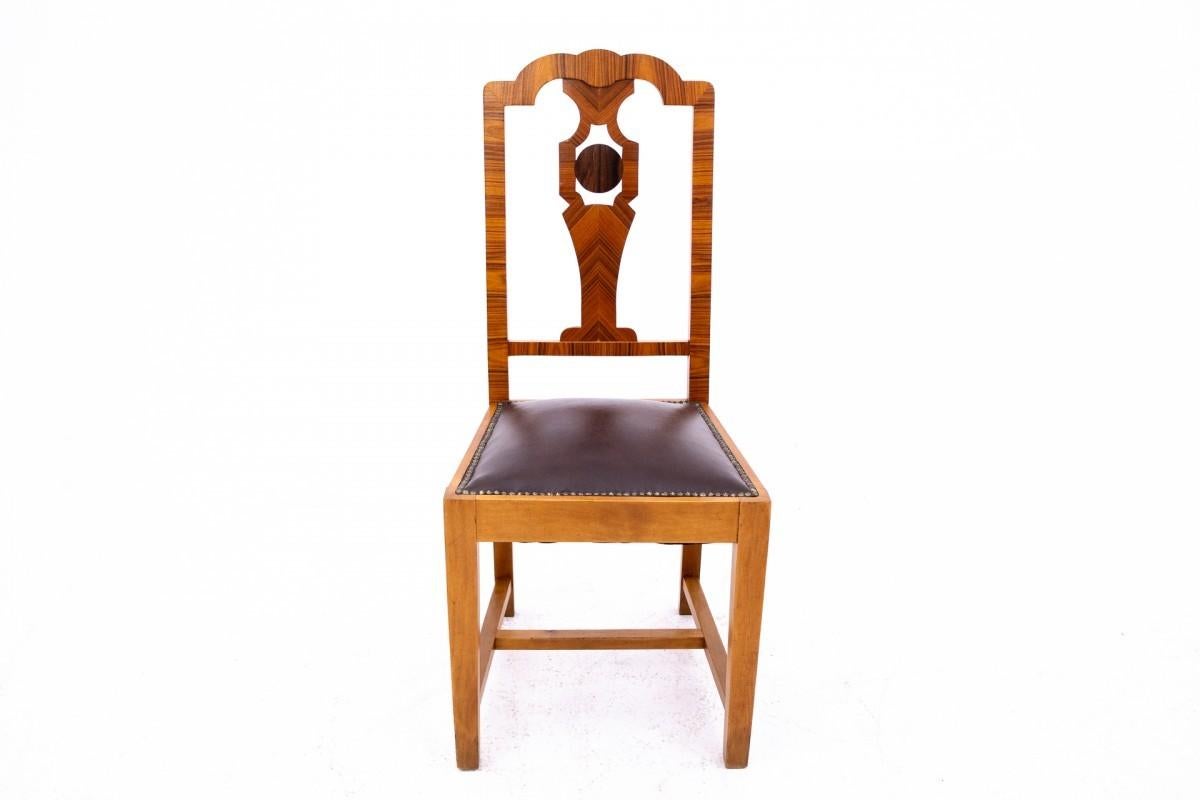 Runder Tisch mit Stühlen im Art-Déco-Stil, POLAND, 1940er Jahre.

Sehr guter Zustand, nach professioneller Renovierung und Erneuerung der Polsterung.

Holz: Walnuss

Abmessungen:

Tischhöhe 78 cm / Durchmesser 98 cm

Stühle Höhe 102 cm / Sitzhöhe 45