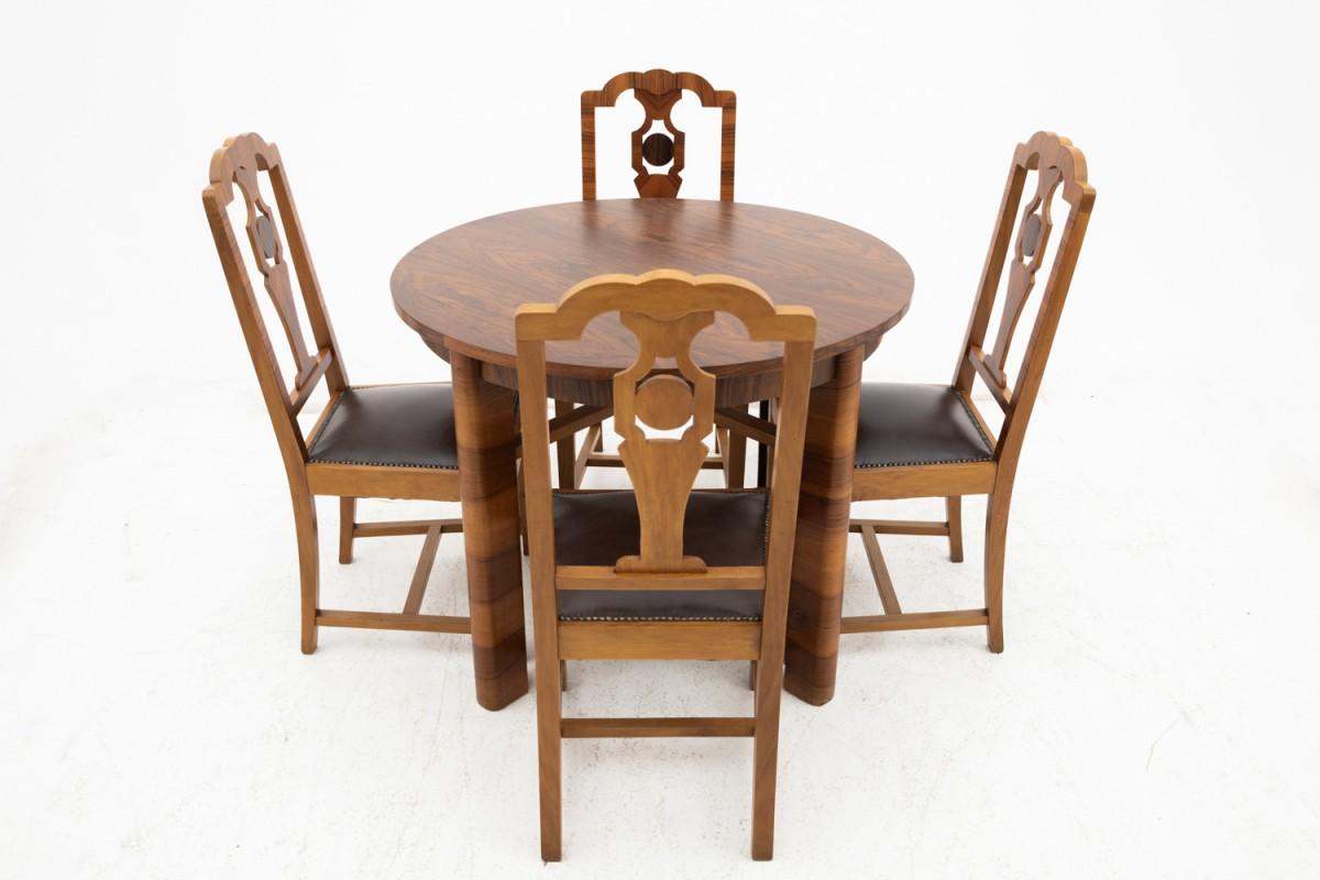 Round table with chairs in Art Deco style, POLAND, 1940s.

Very good condition, after professional renovation and replacement of upholstery.

Wood: walnut

dimensions :

table height 78 cm / diameter 98 cm

chairs height 102 cm / seat height 45 cm /