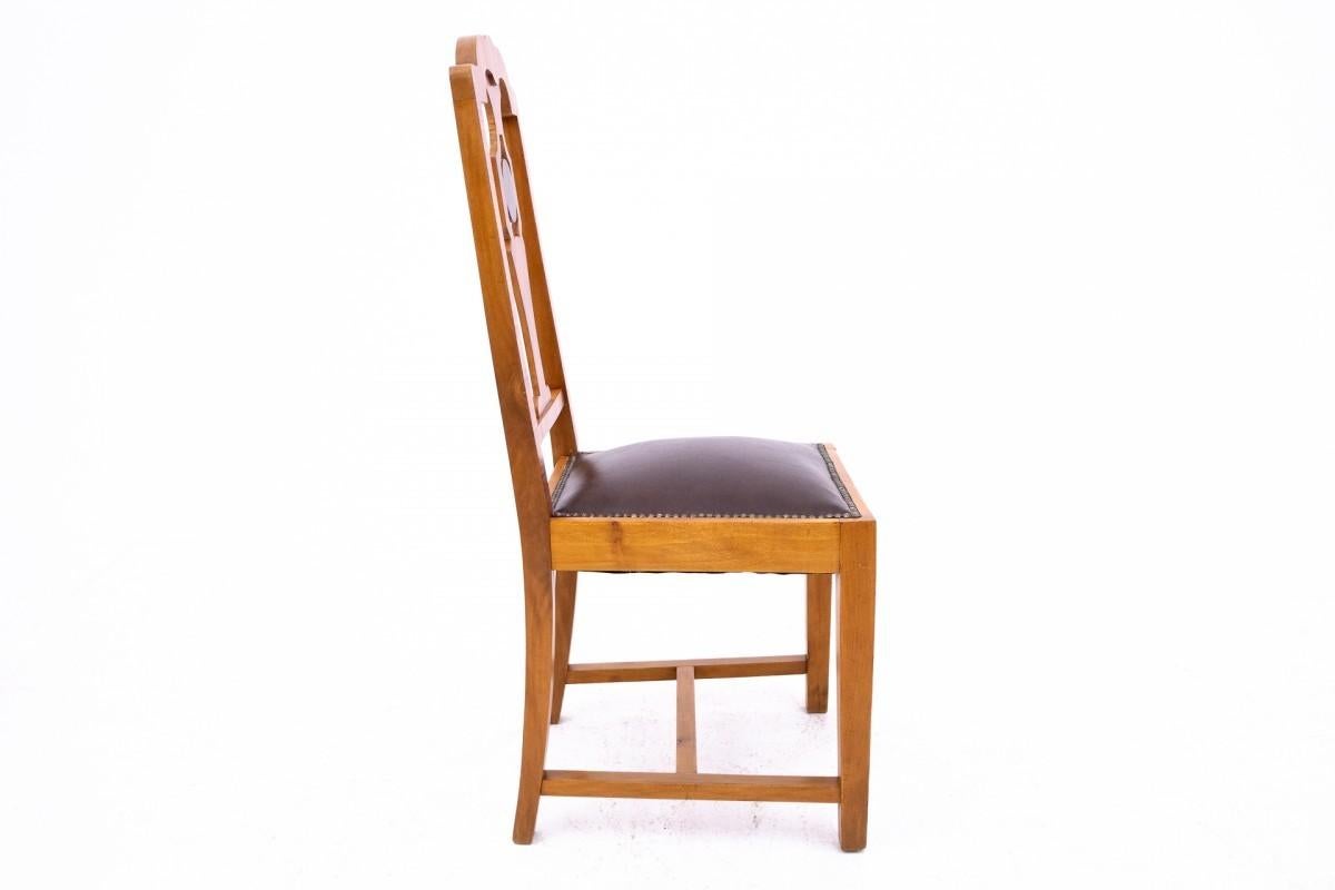 Runder Tisch mit Stühlen im Art-Déco-Stil, POLAND, 1940er Jahre. (Holz) im Angebot