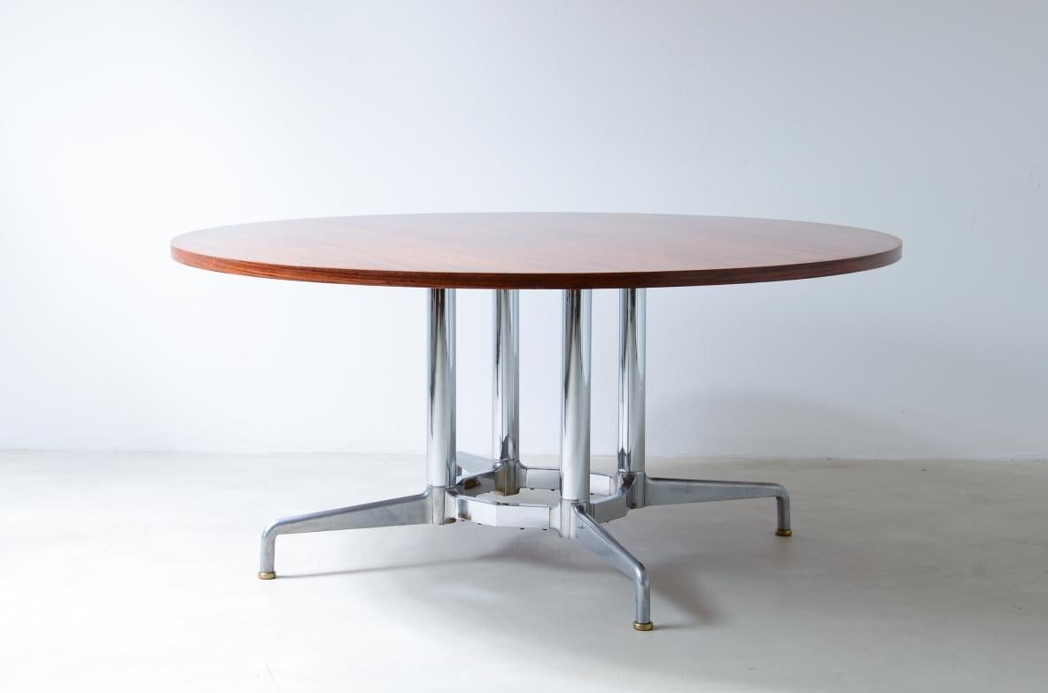 Mid-Century Modern Round table with chromium plated base For Sale