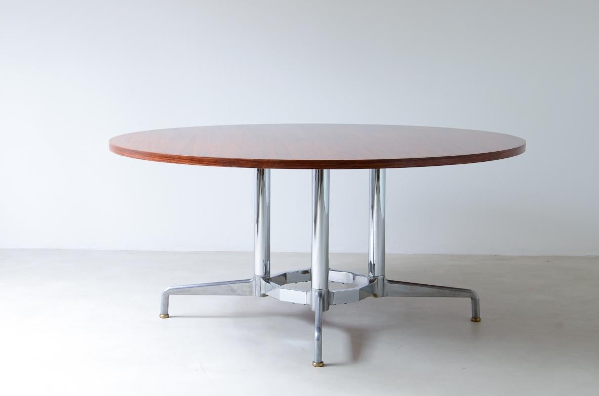 Round table with chromium plated base For Sale 2