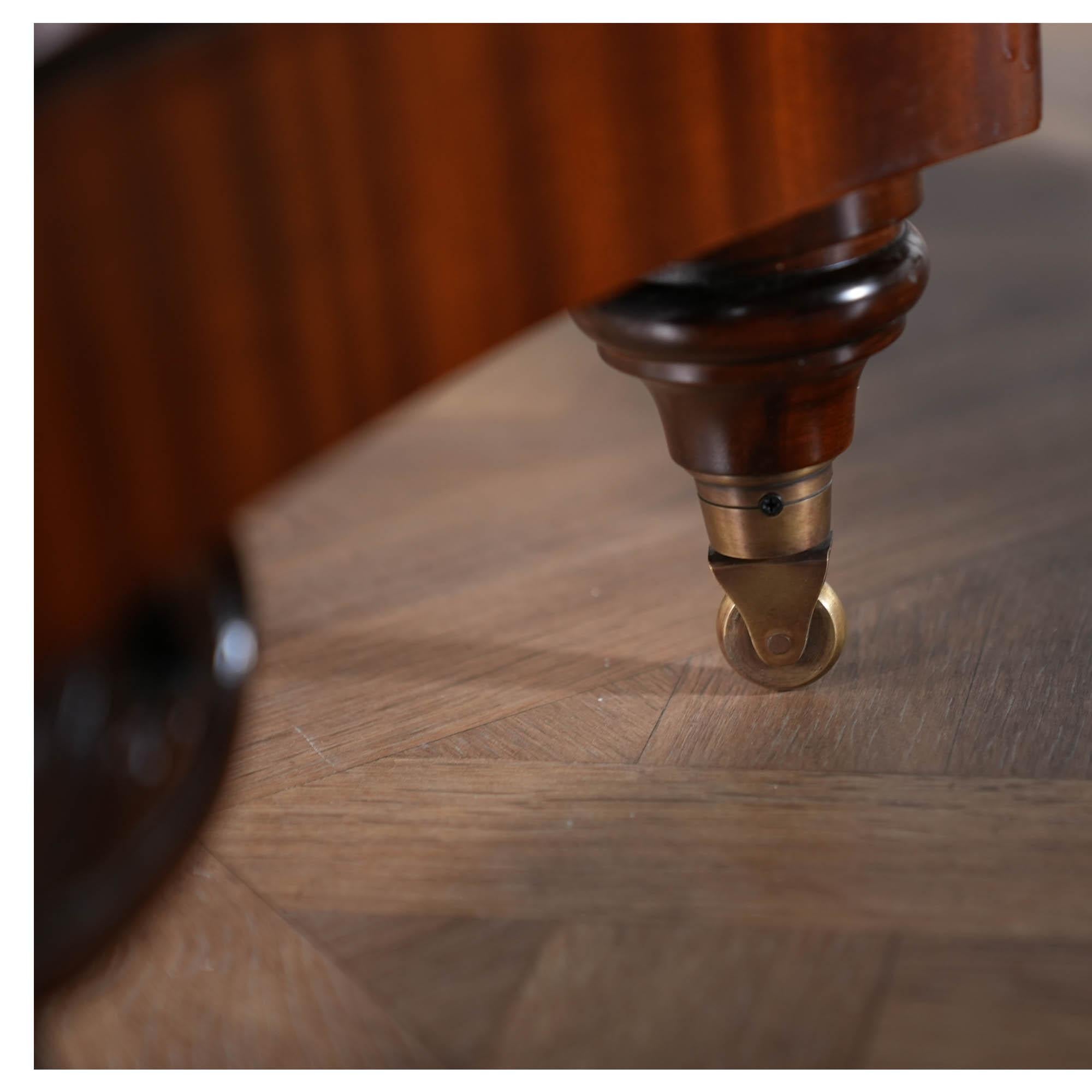 Table ronde avec bases Empire 60-115 pouces en vente 4