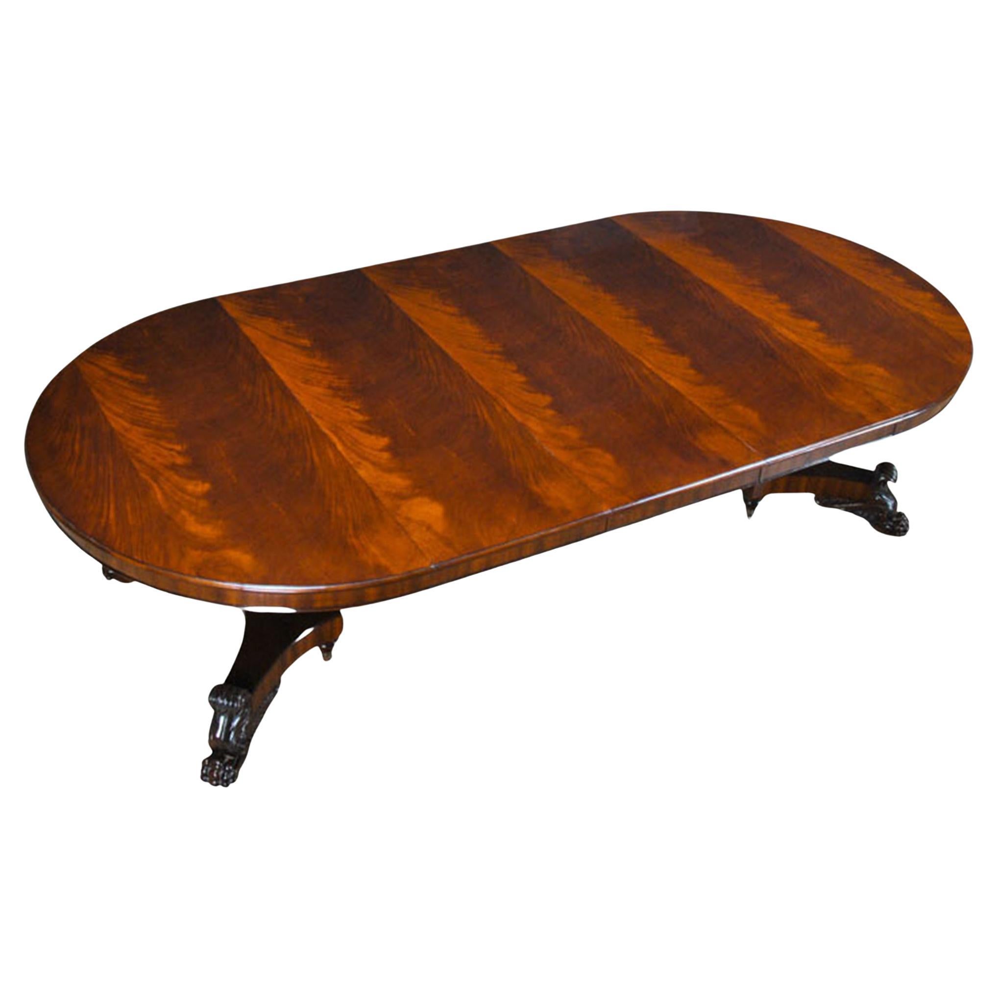 La table ronde avec base Empire 60-115 pouces est une table ronde de haute qualité de 60 pouces lorsqu'elle est fermée. Le champ du plateau de la table est fabriqué à partir des placages d'acajou figuratif les plus fins et entouré d'une moulure en