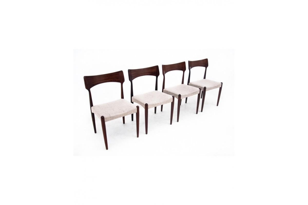 Scandinavian Modern Round table with four chairs from the 1960s, Denmark. For Sale