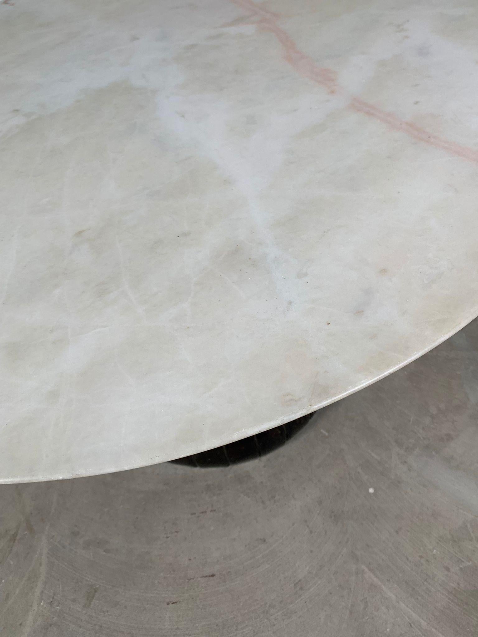 European Round table with onyx top and wooden base, Italy, 1950s. For Sale