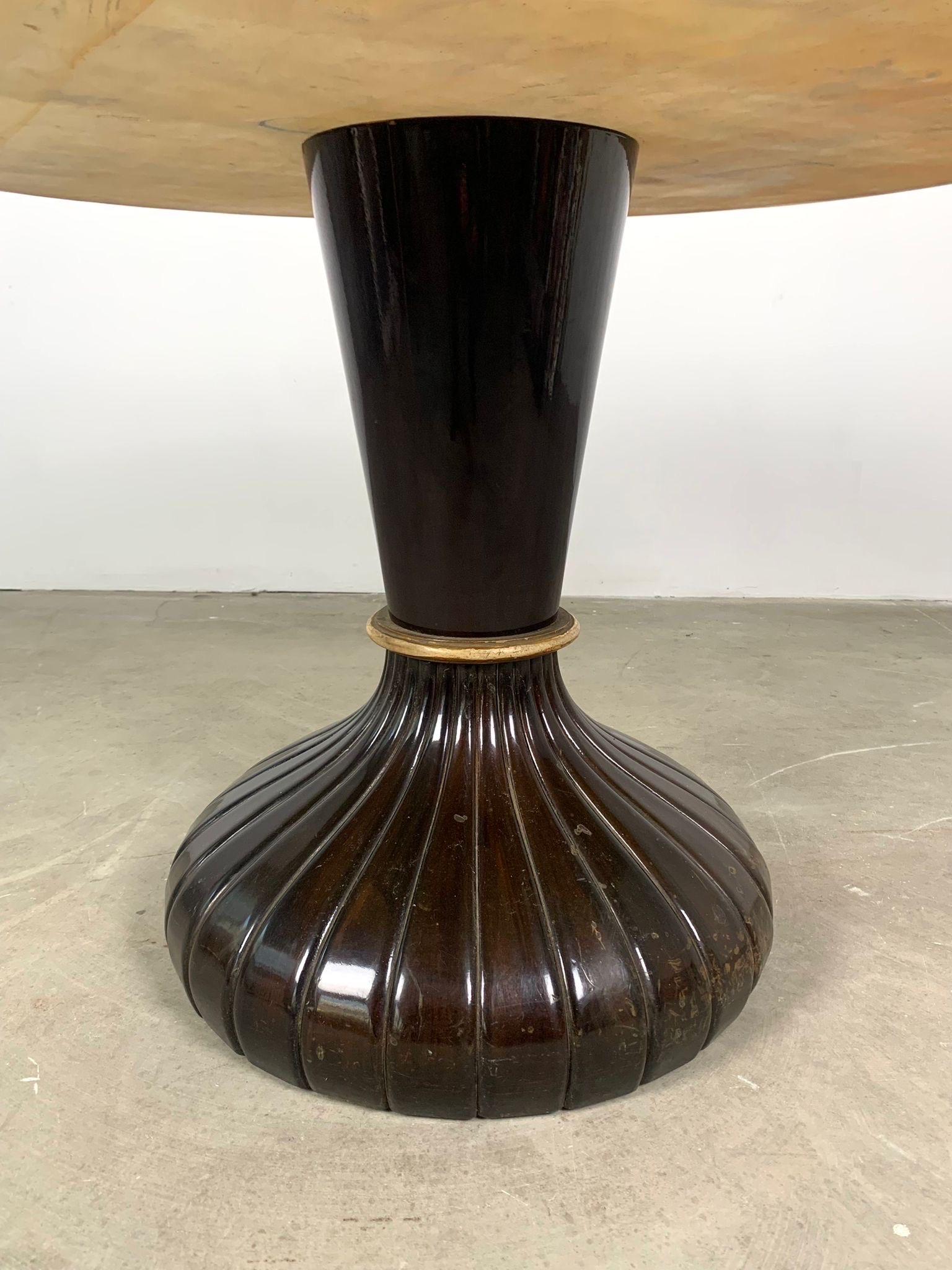 Round table with onyx top and wooden base, Italy, 1950s. In Good Condition For Sale In Milano, IT