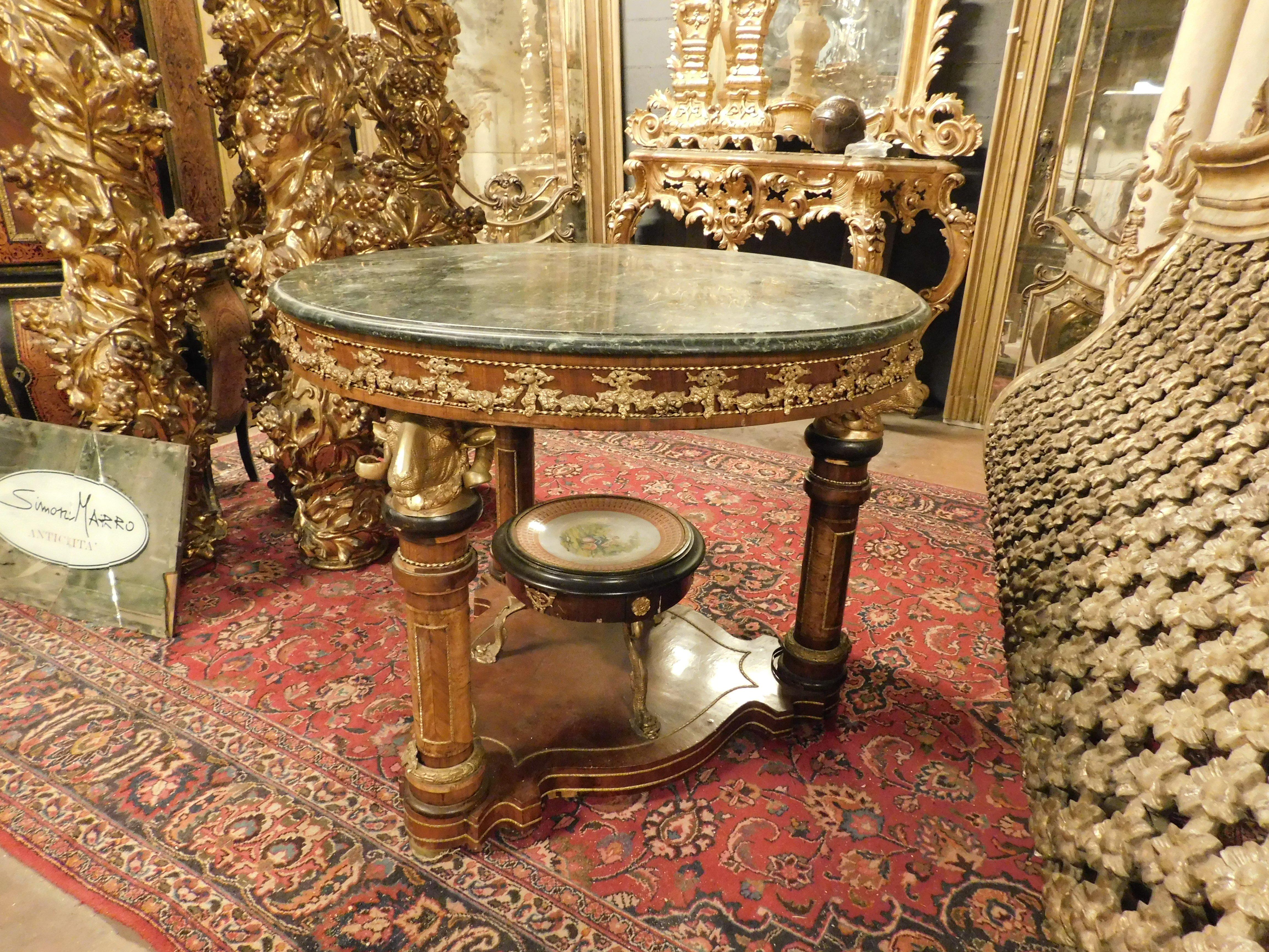 Round table with pedestal, chiseled bronzes, green marble top, 1840 Germany In Good Condition For Sale In Cuneo, Italy (CN)