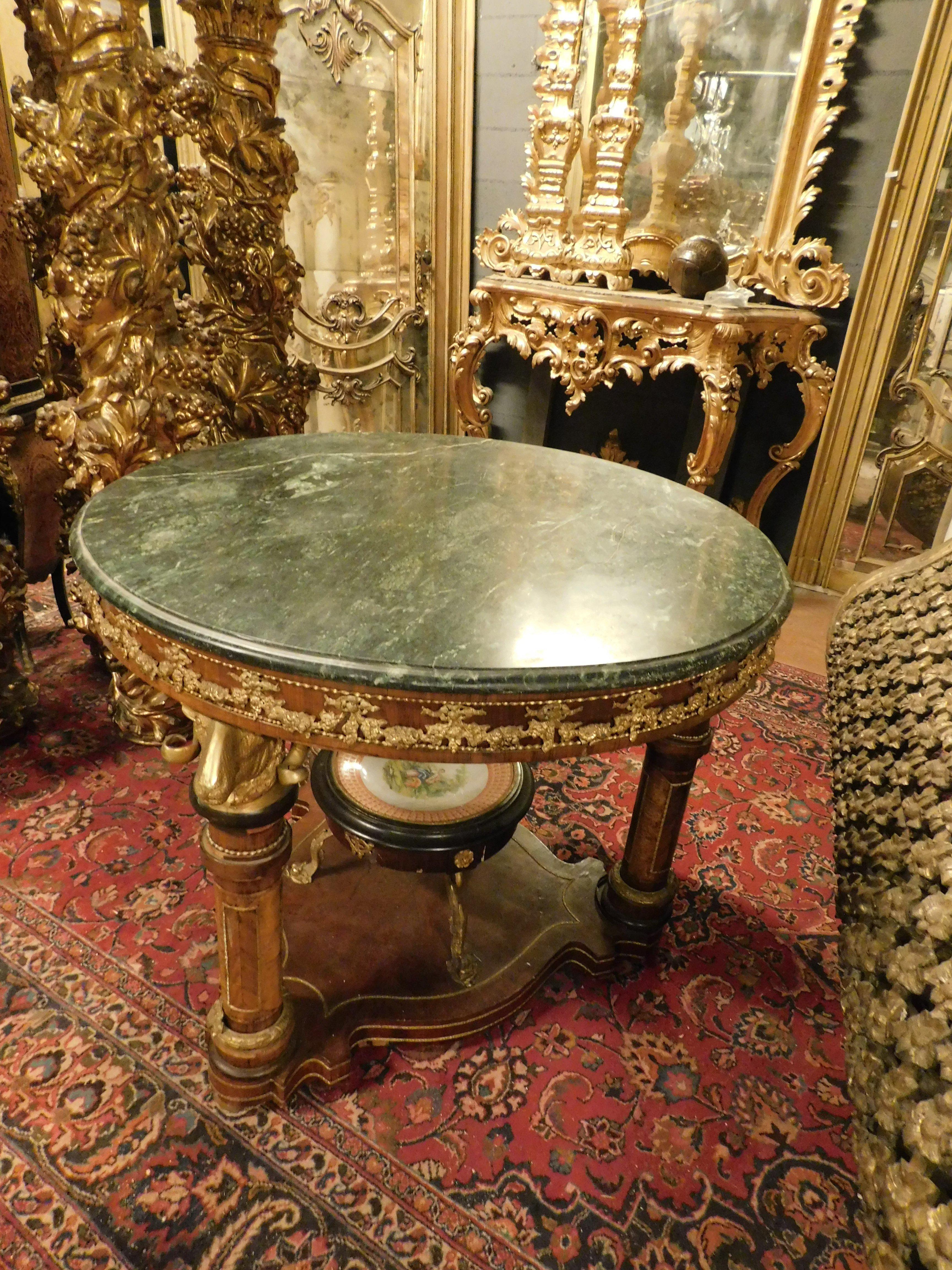 Bronze Round table with pedestal, chiseled bronzes, green marble top, 1840 Germany For Sale