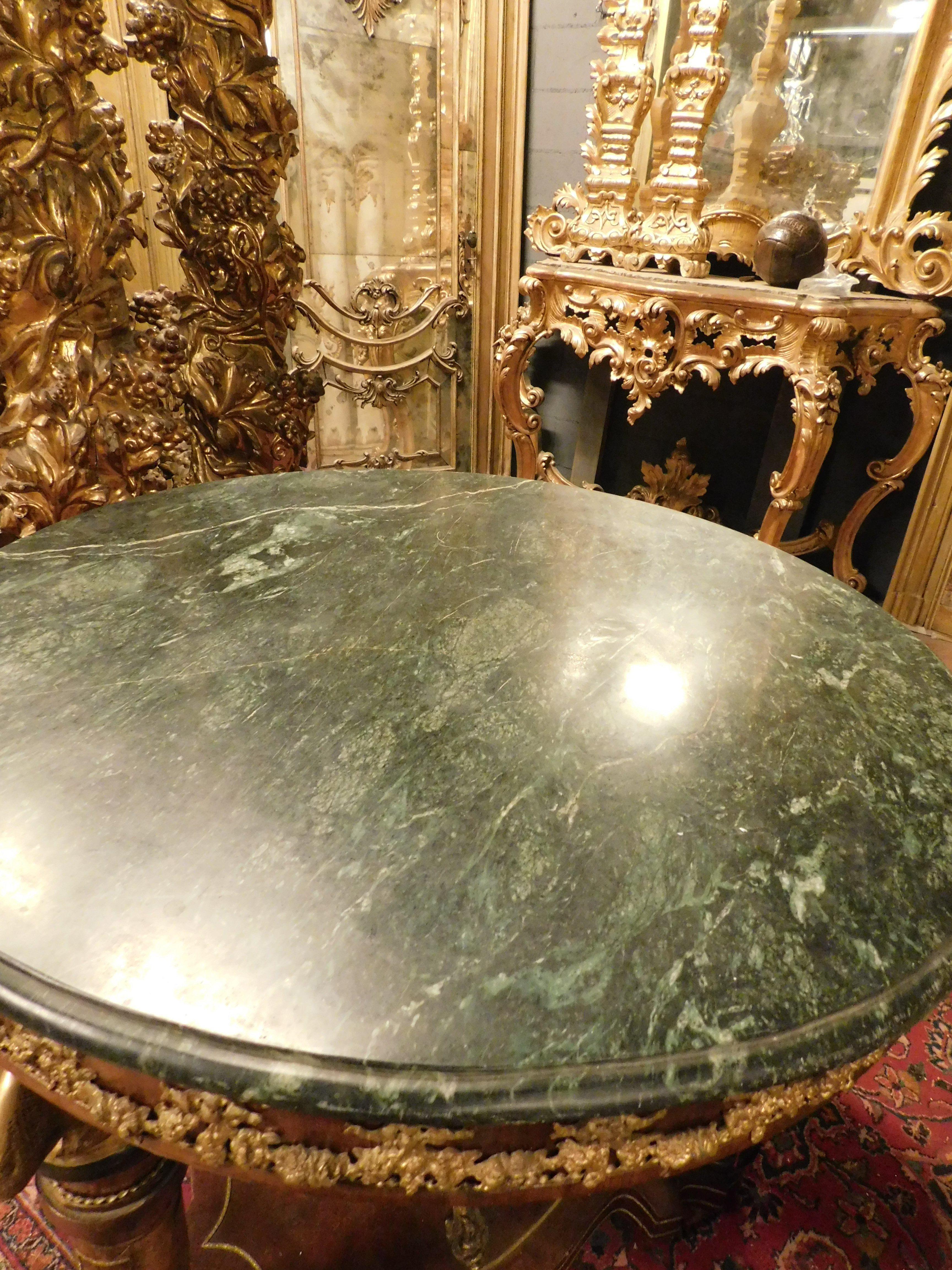 Round table with pedestal, chiseled bronzes, green marble top, 1840 Germany For Sale 1