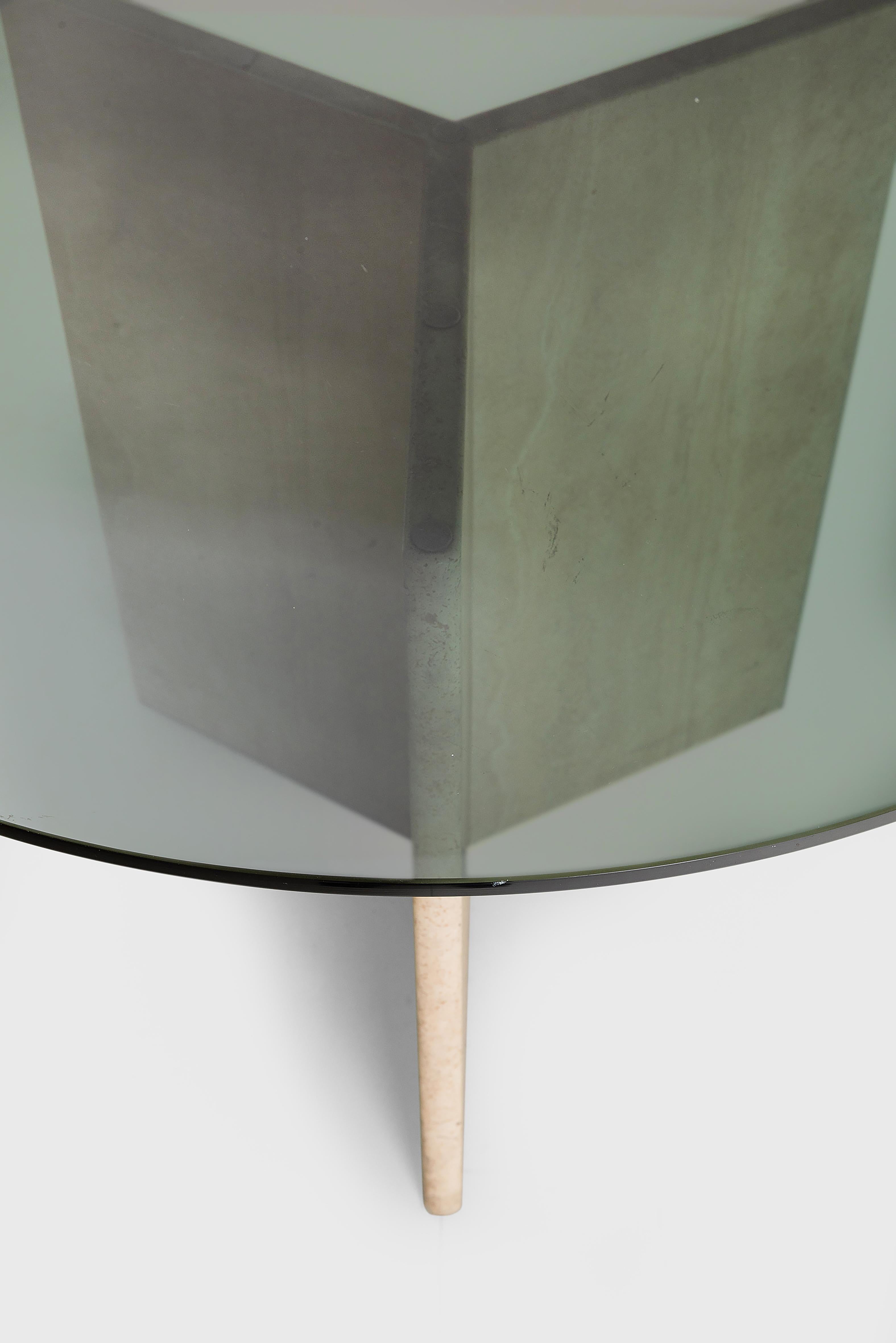 Dieser runde Tisch aus massivem Palisanderholz mit einer Platte aus geräuchertem Glas ist voller Charme. Er ist aus einem Holz von großem ästhetischen Wert gefertigt, hat eine schöne sichtbare Maserung und besticht durch ein Design mit Linien, die