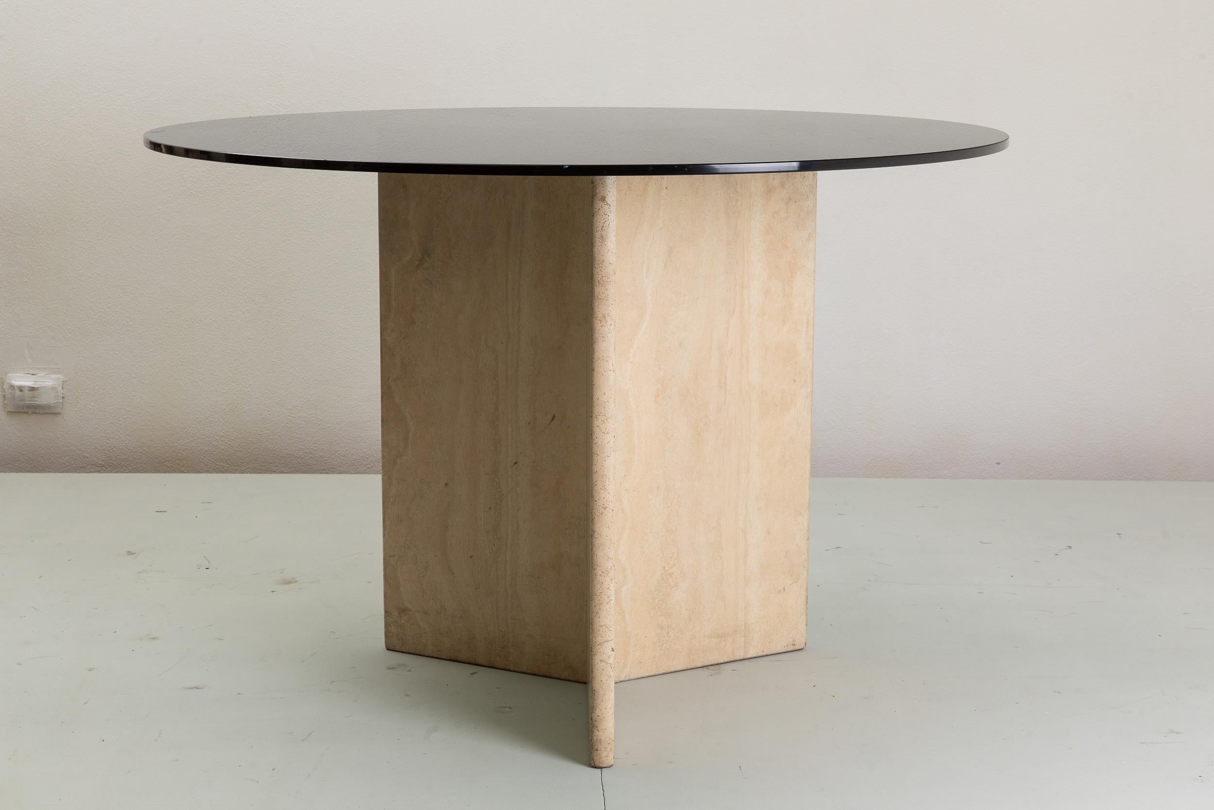 Runder Tisch mit Sockel aus Palisanderholz und Rauchglasplatte (Italienisch) im Angebot