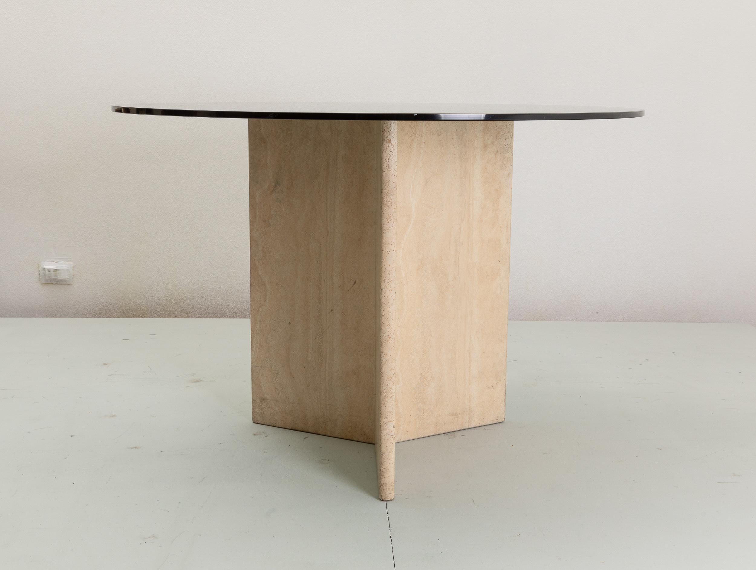 Verre taillé Table ronde avec base en bois de rose et plateau en verre fumé en vente