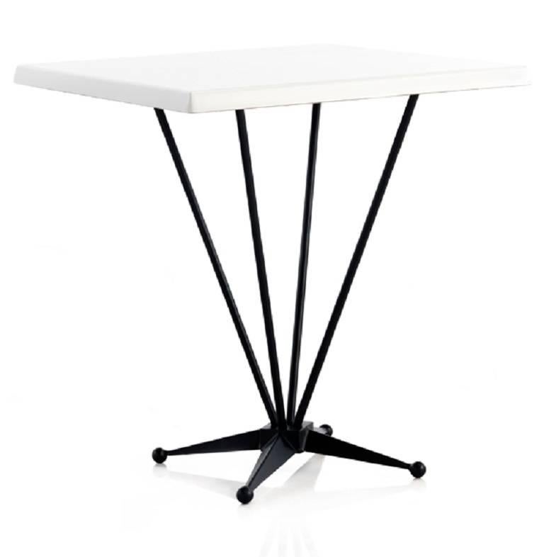 Round table with steel base. Garden table or bistro table 

Ideal for hospitality.

Indoor and outdoor.