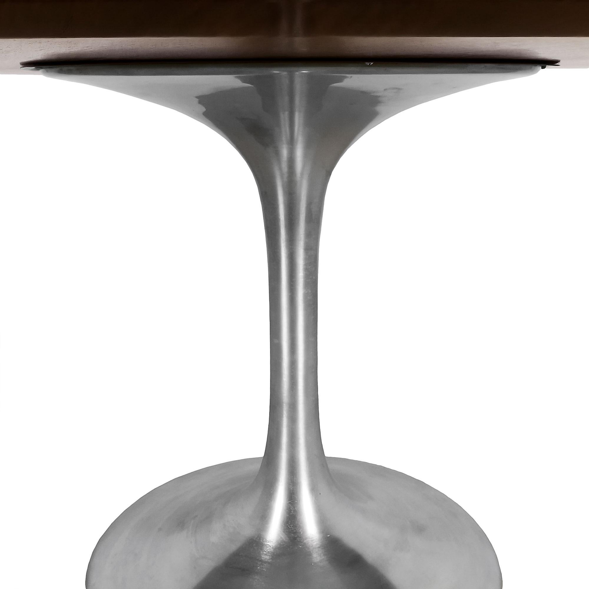 Round table with “tulip” central leg in polished cast aluminium, French polished Indian rosewood top.

Italy c.1960.