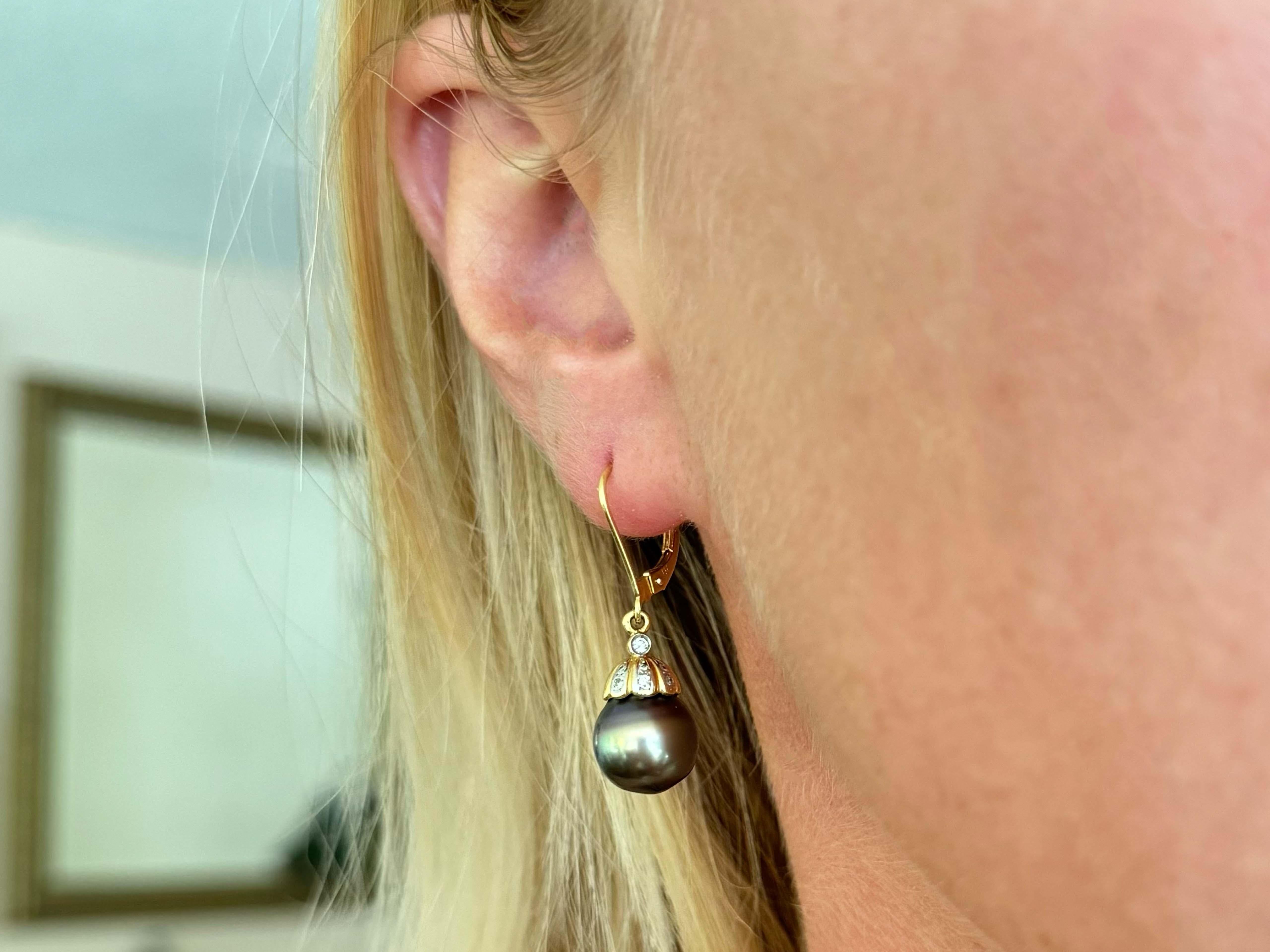 These stunning Tahitian pearls feature pink, green and purple hues.
​
​Earrings Specifications:

Metal: 18k Yellow Gold

Earring Length: 1.25