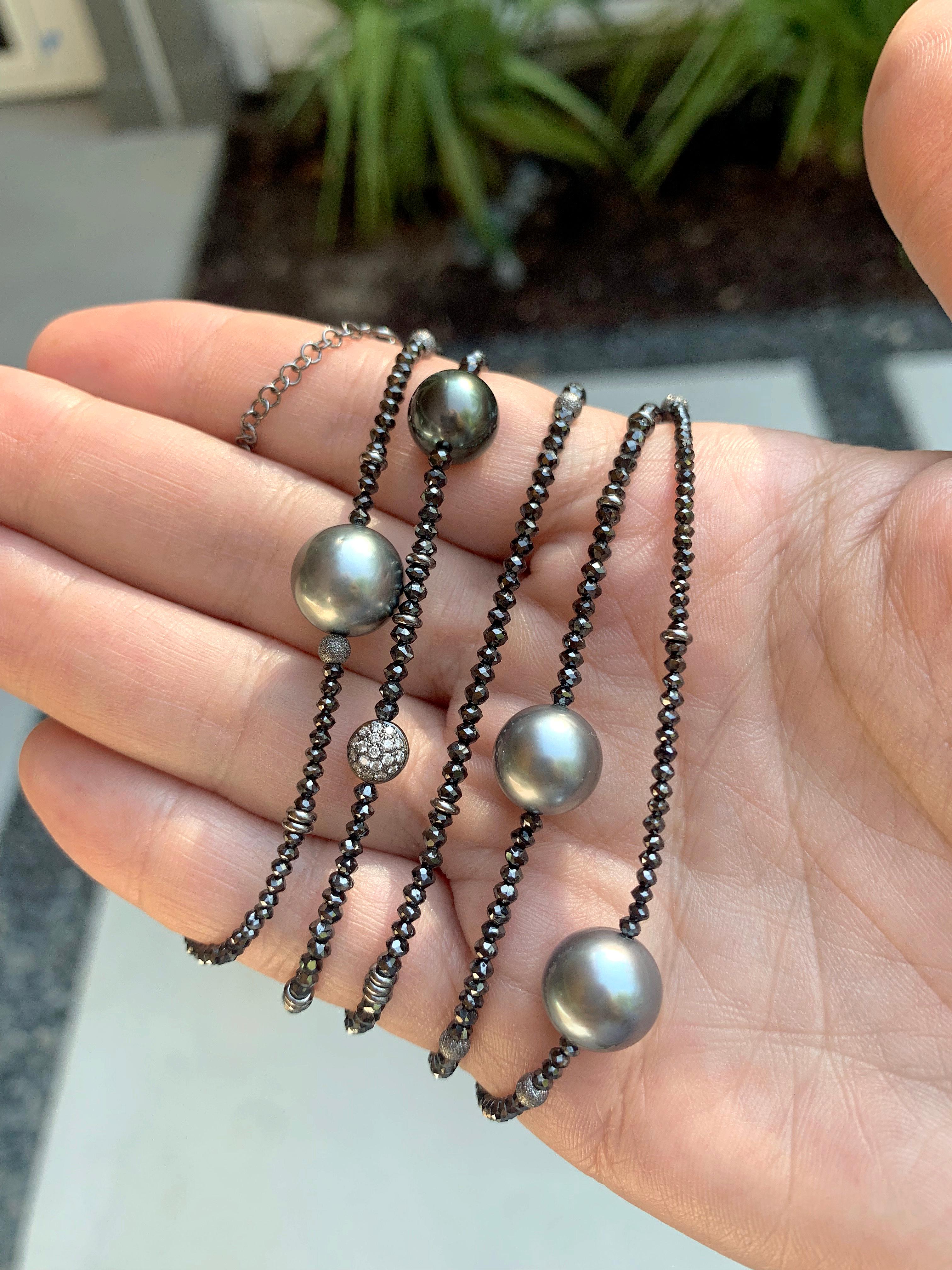 Una collana unica nel suo genere, realizzata a mano in Germania dal pluripremiato gioielliere Gellner, che presenta uno spettacolare capolavoro da indossare, composto da perle di diamanti neri sfaccettati per un totale di 32,48 carati, nove perle