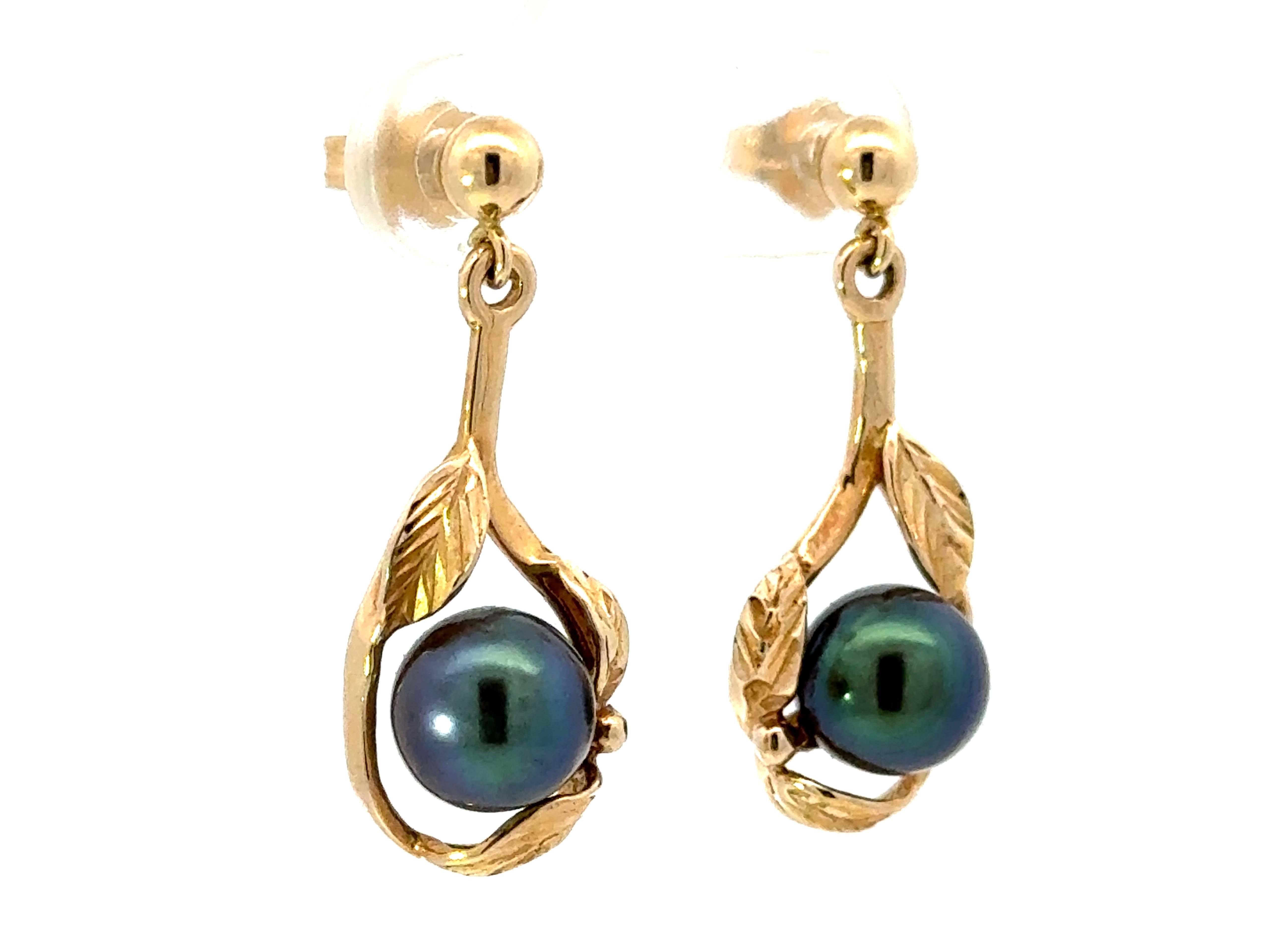 Moderno Orecchini pendenti con foglie di perle di Tahiti in oro giallo 14K in vendita