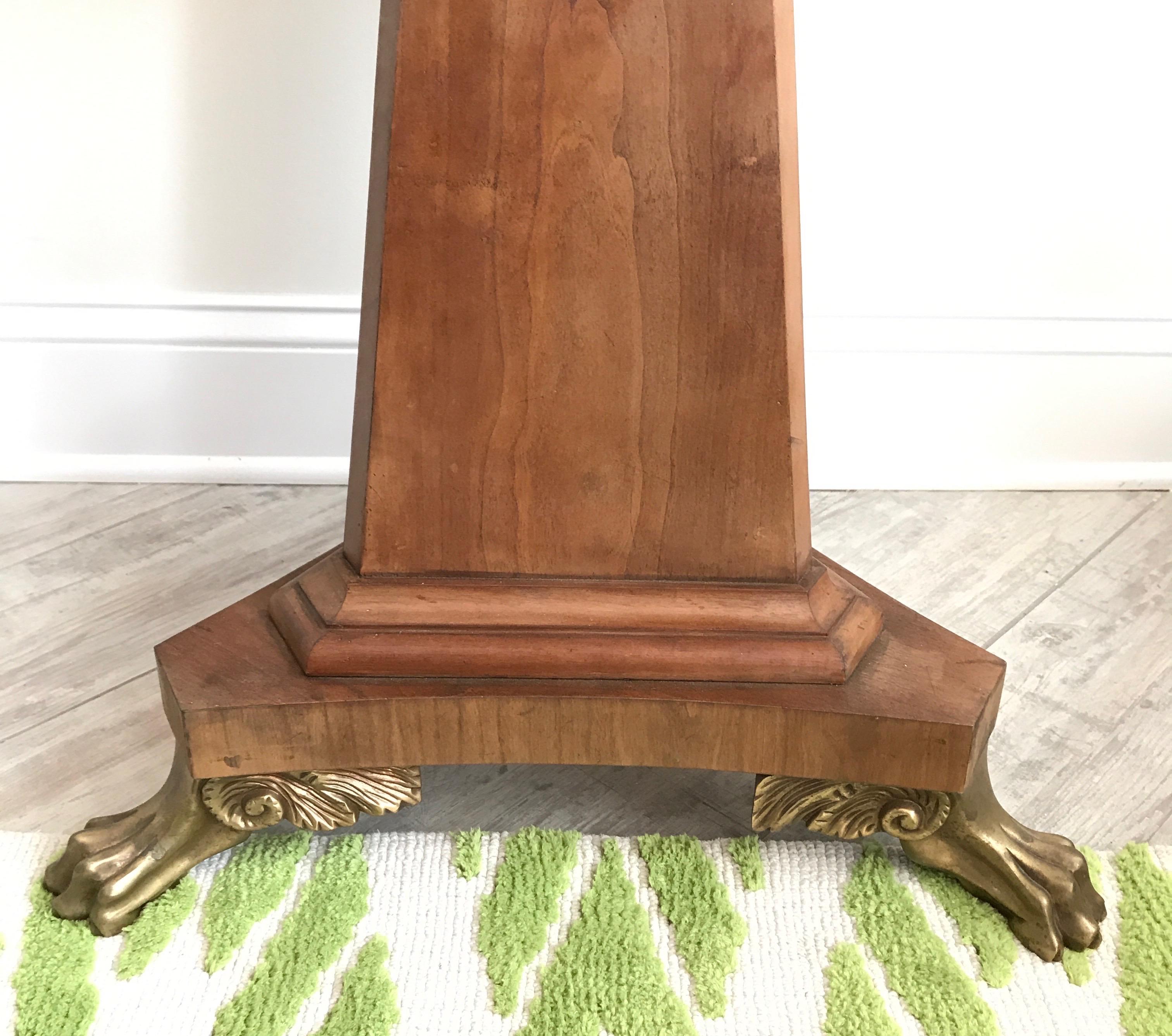 Mesa auxiliar redonda con patas Talon by Chapman siglo XX en venta