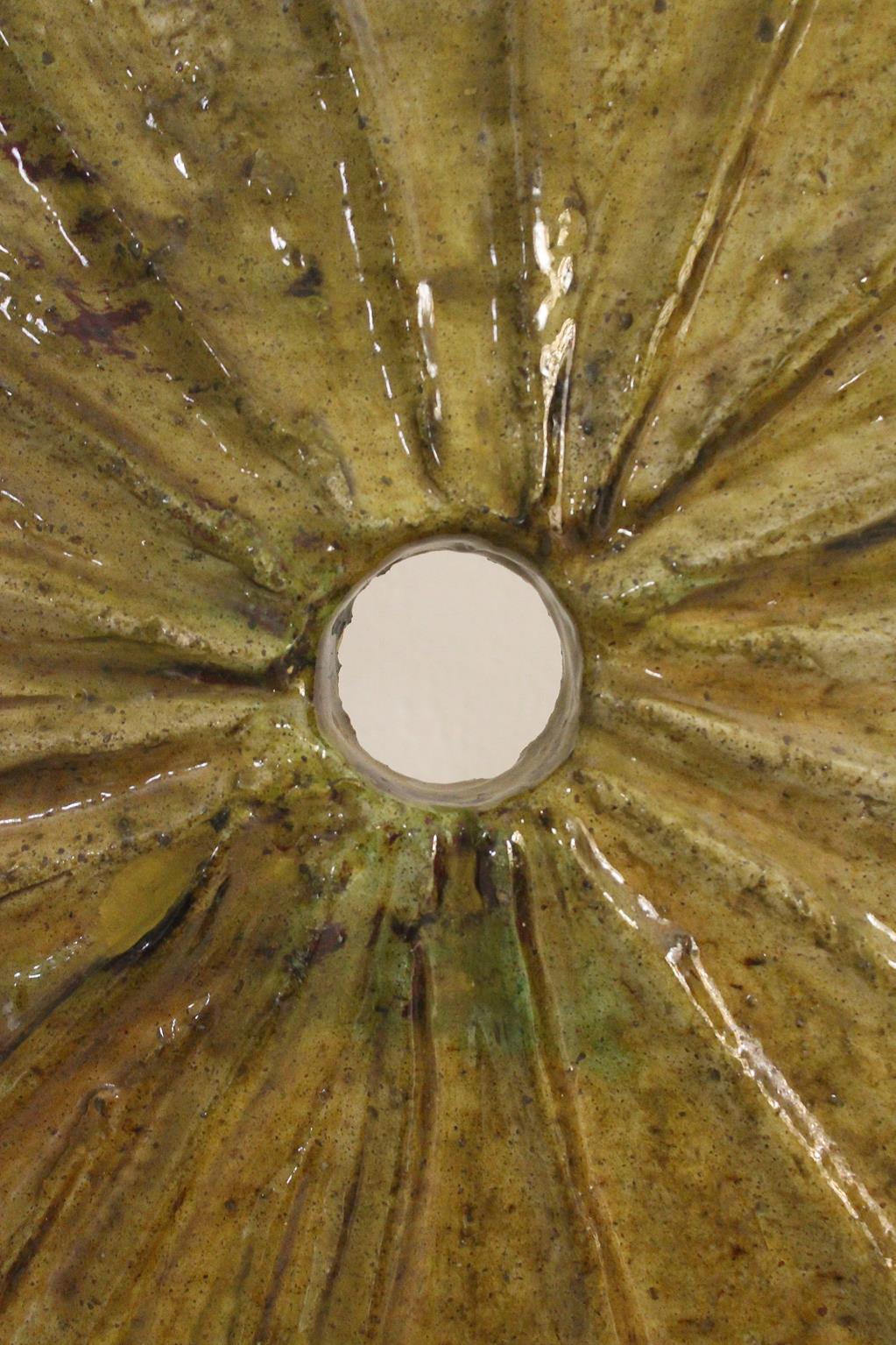 Round Tamegroute decor (khaki) with metal upholder In Excellent Condition For Sale In Marrakech, MA