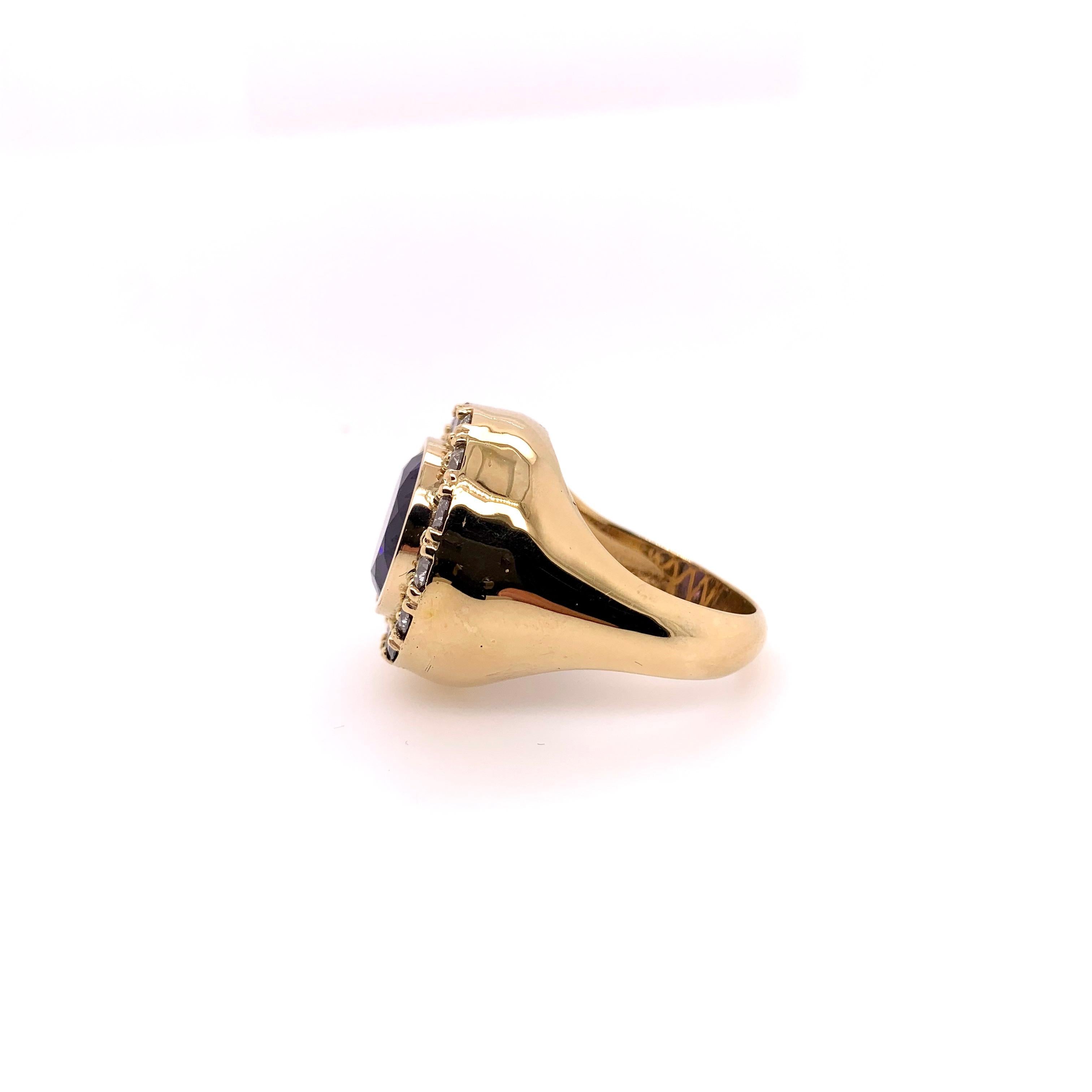 Contemporary Round Tanzanite Diamond Signature Ring in 14k Yellow Gold For Sale