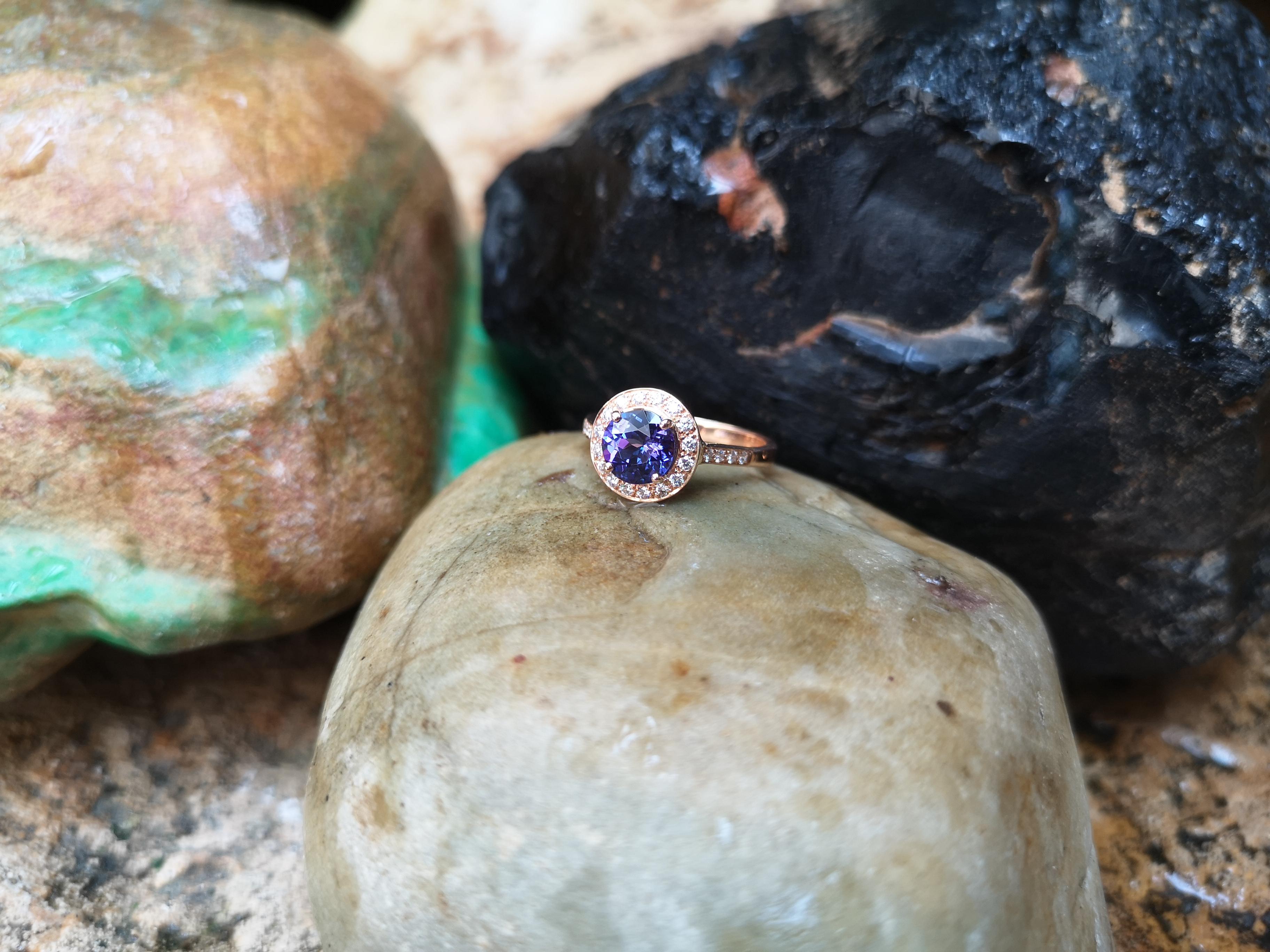 Round Tanzanite with Diamond Ring Set in 18 Karat Rose Gold Settings In New Condition In Bangkok, TH