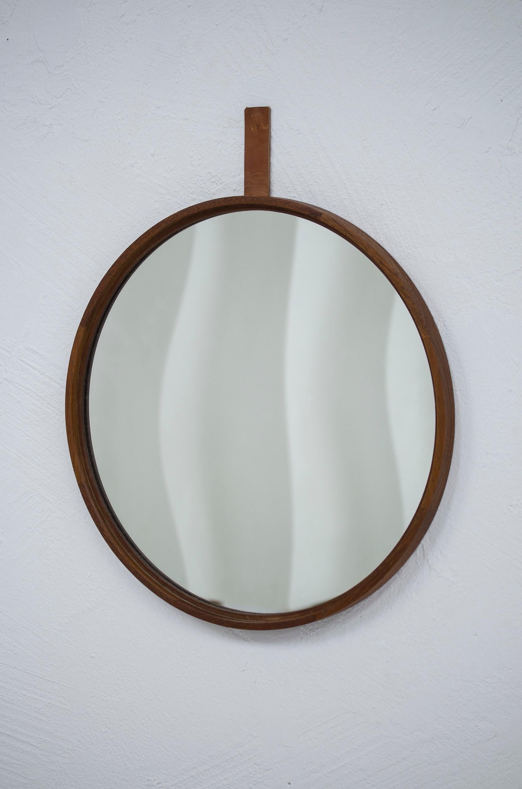 Round teak and leather wall mirror by Uno & Östen Kristiansson. In Good Condition For Sale In Hägersten, SE