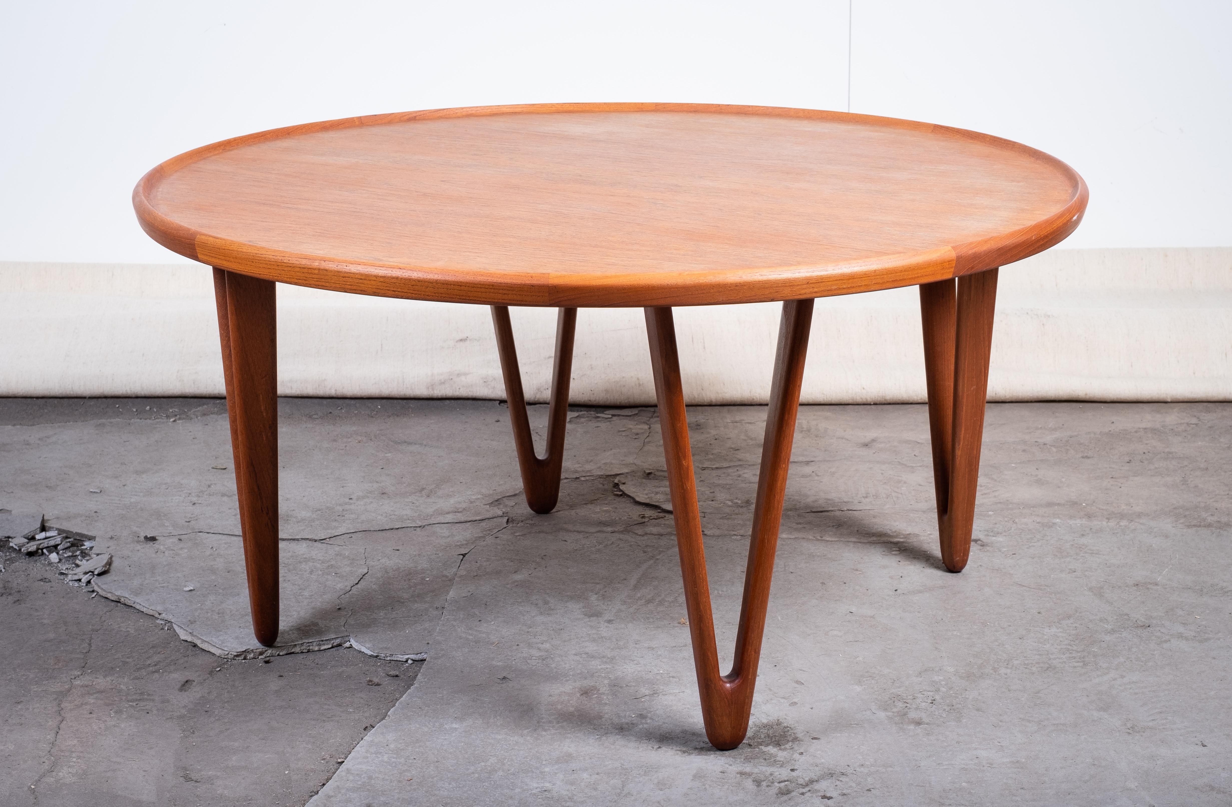 Mesa de centro redonda diseñada por Tove & Edvard Kindt-Larsen en la década de 1950. Fabricado en teca con un borde elevado y unas características patas en forma de V, el diseño ejemplifica la ligereza y el refinamiento característicos de los