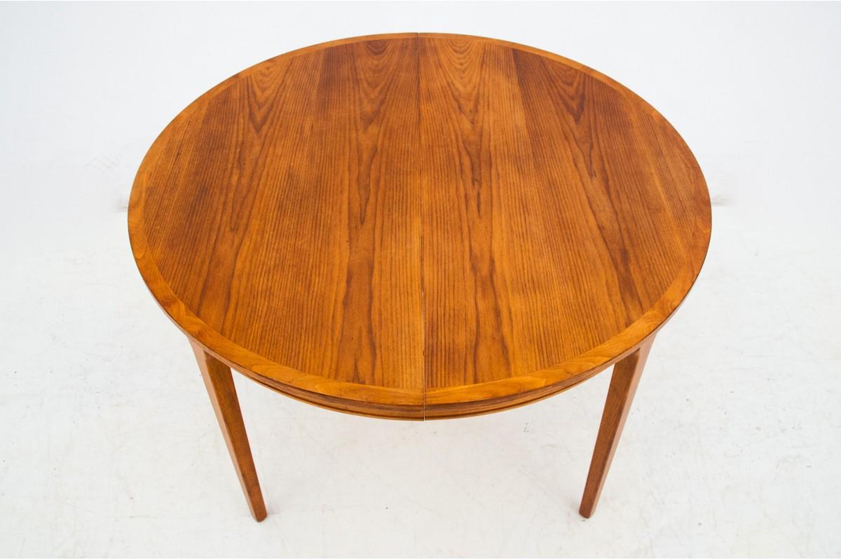 Teak table, Denmark, 1960s

Very good condition, after renovation.

Dimensions: height 74 cm, diameter 115 cm long after unfolding 205 cm.