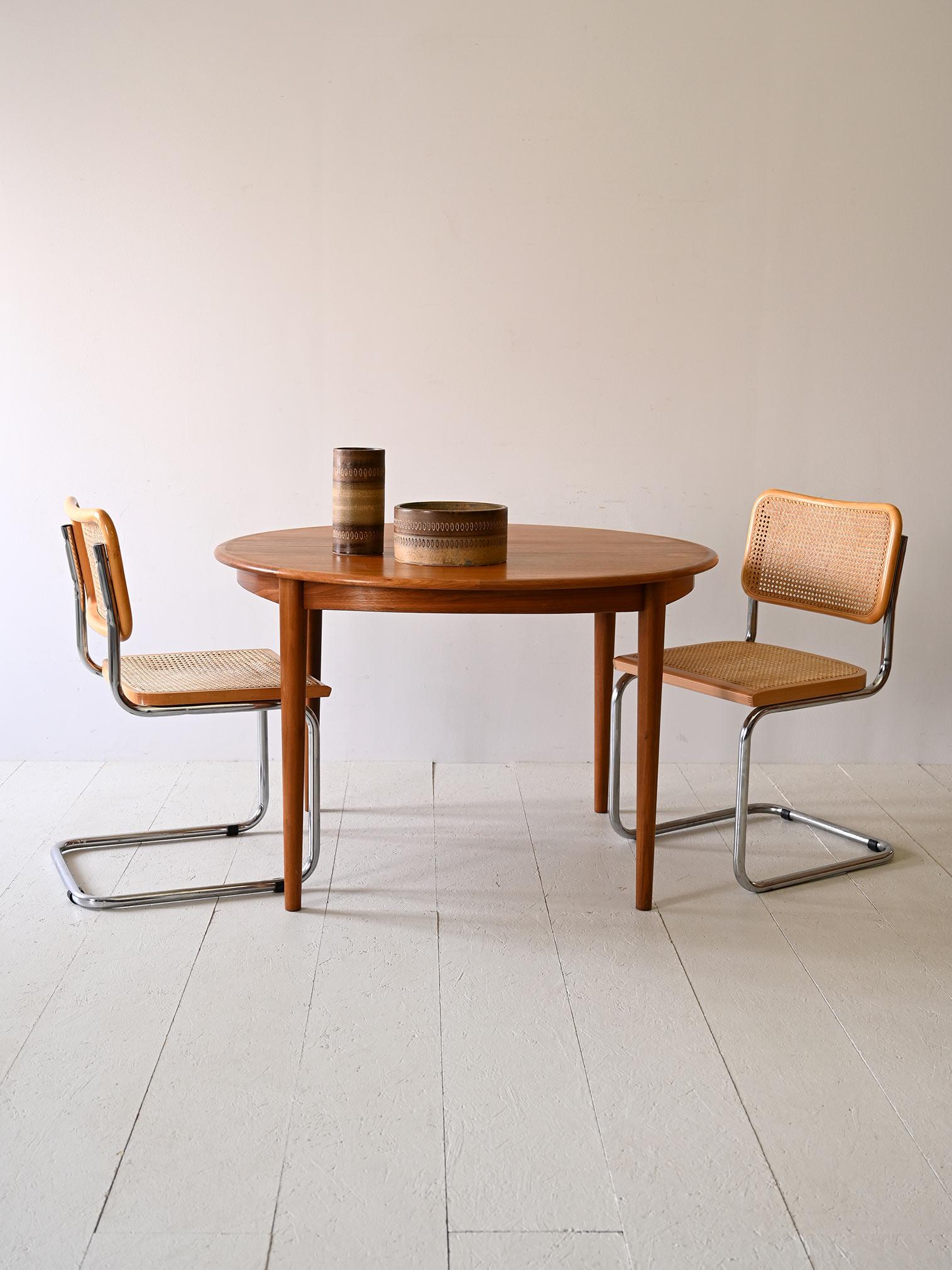 Scandinavian extendable round table with conical legs. 

Vintage round dining table of Scandinavian origin, featuring inherent sturdiness and timeless design.

CENTER AXIS LENGTH 43CM 
TOTAL LENGTH 157CM

The tapered legs give the table a simple