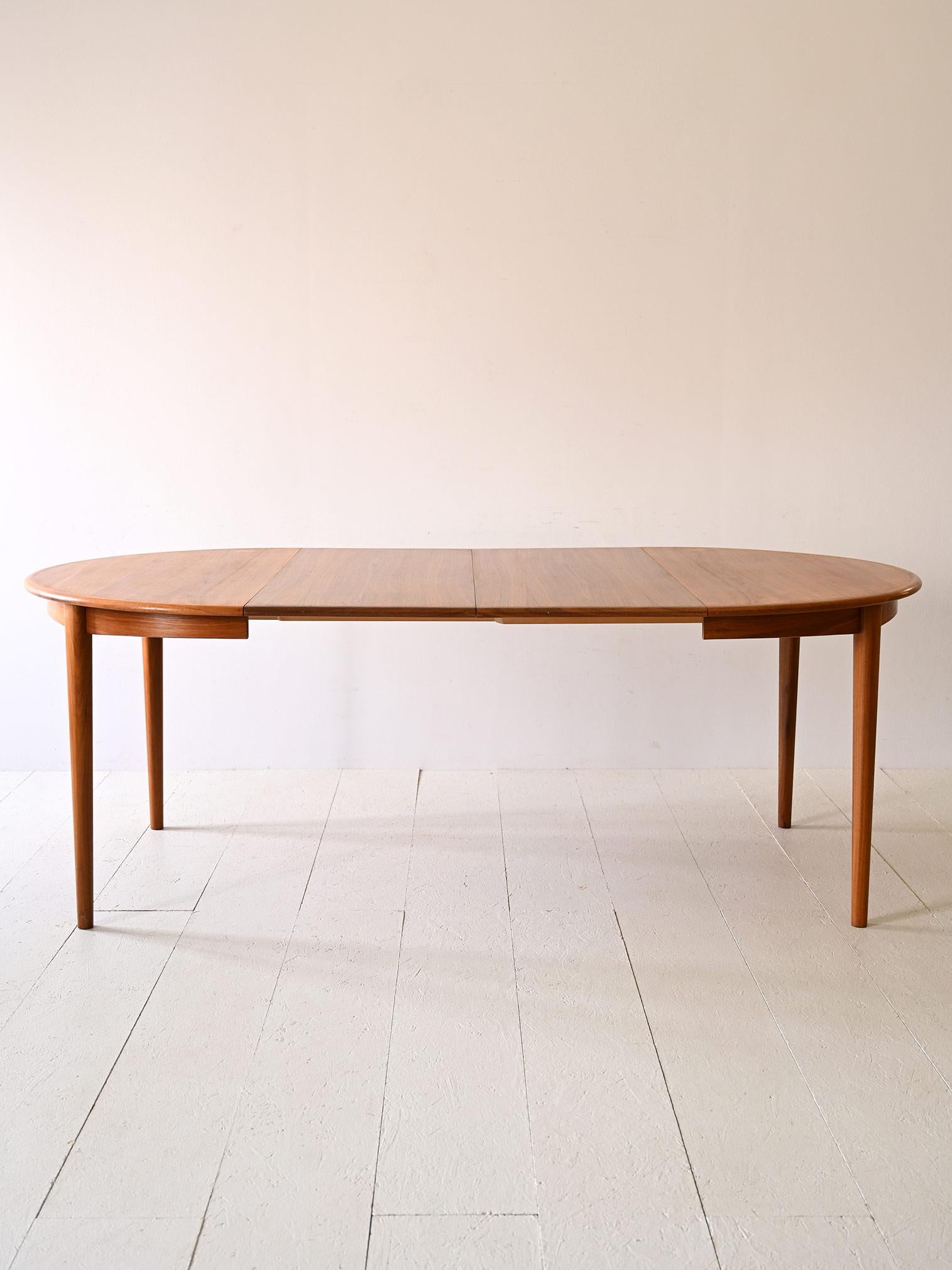 Round teak dining table In Good Condition In Brescia, IT