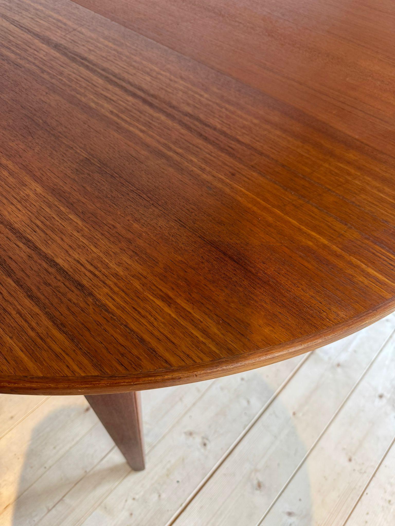 Mid-Century Modern Table de salle à manger ronde en teck avec 3 plateaux, Danemark 1960 en vente
