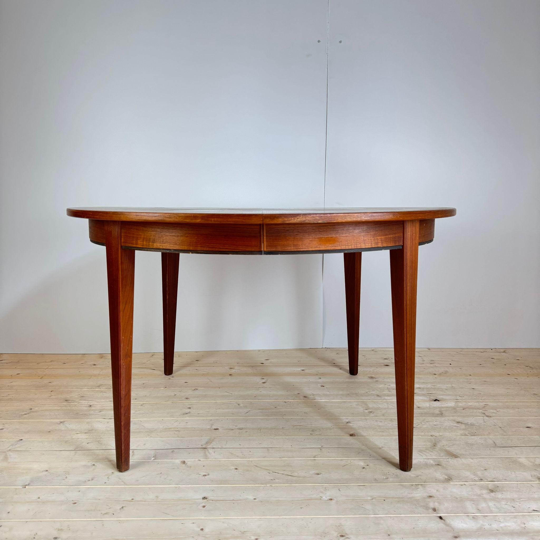 Danish Table de salle à manger ronde en teck avec 3 plateaux, Danemark 1960 en vente
