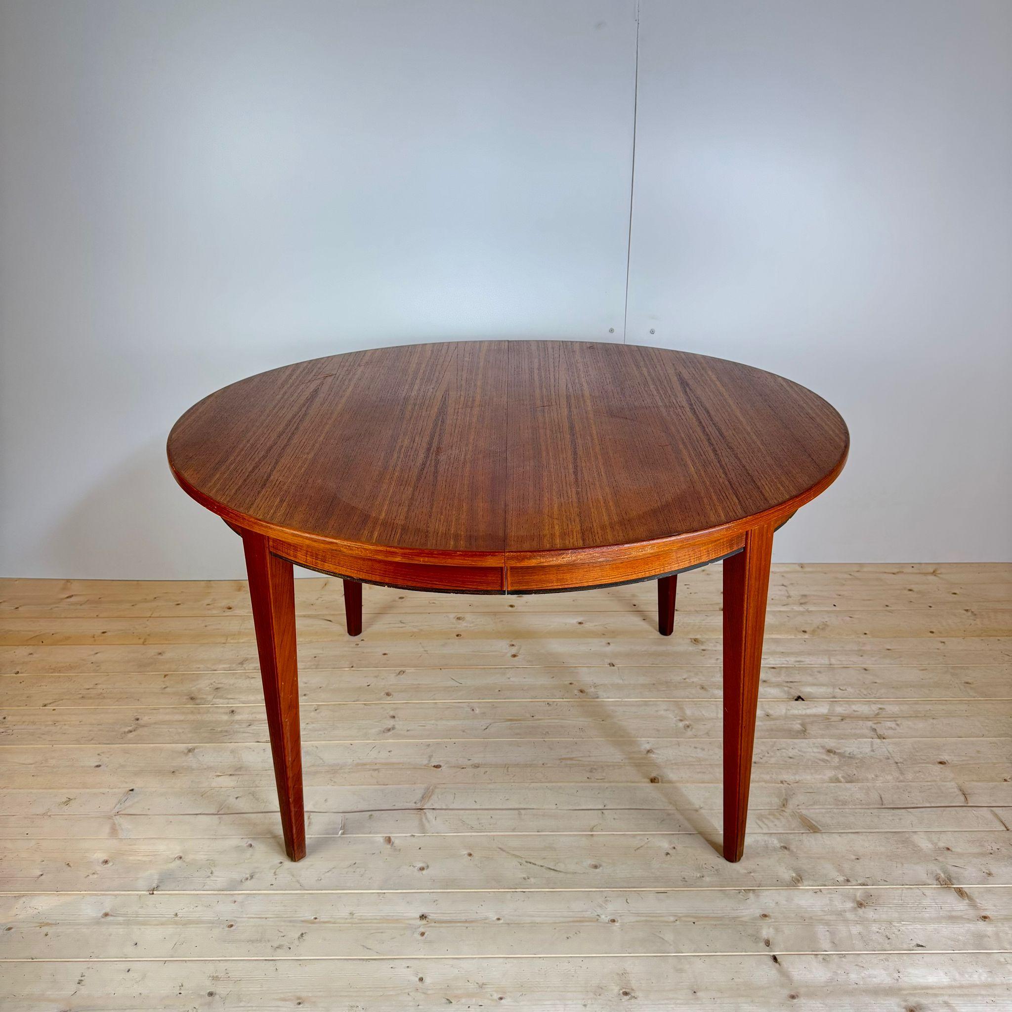 Placage Table de salle à manger ronde en teck avec 3 plateaux, Danemark 1960 en vente